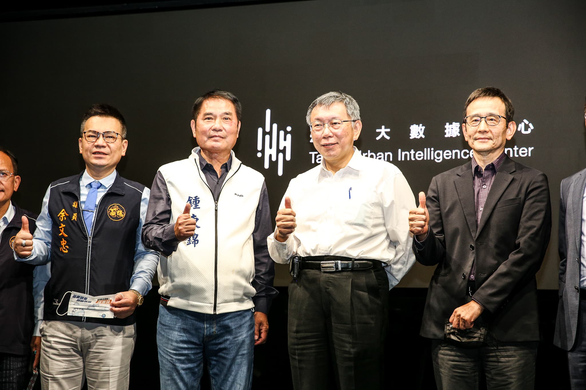鍾東錦(左2)今與柯文哲(右2)同台,引發外界議論,民眾黨祕書長謝立功則說,是正常市政交流,不用過度解讀。