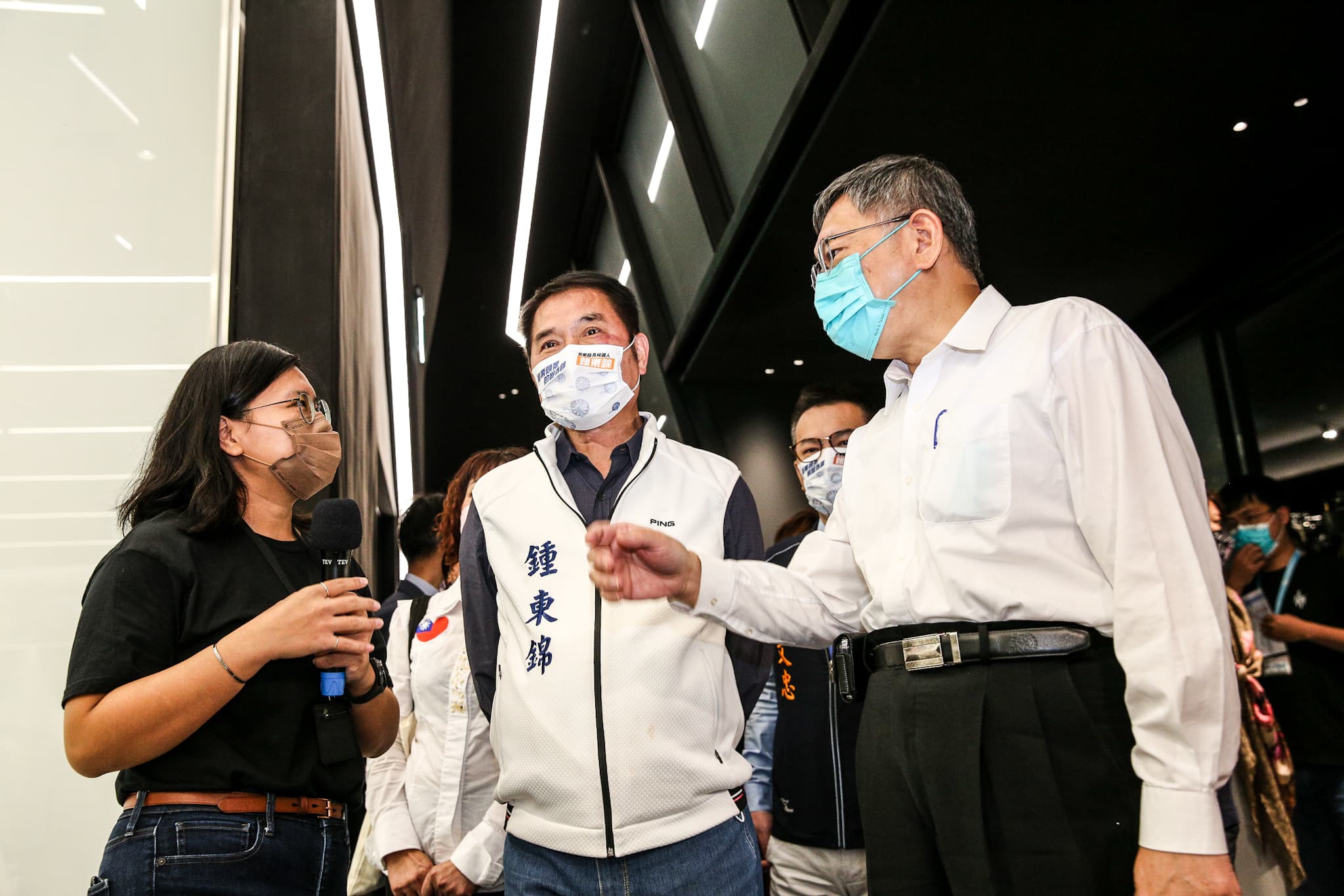鍾東錦(中)今拜會台北市議會、台北市政府,與柯文哲(右)同台亮相。