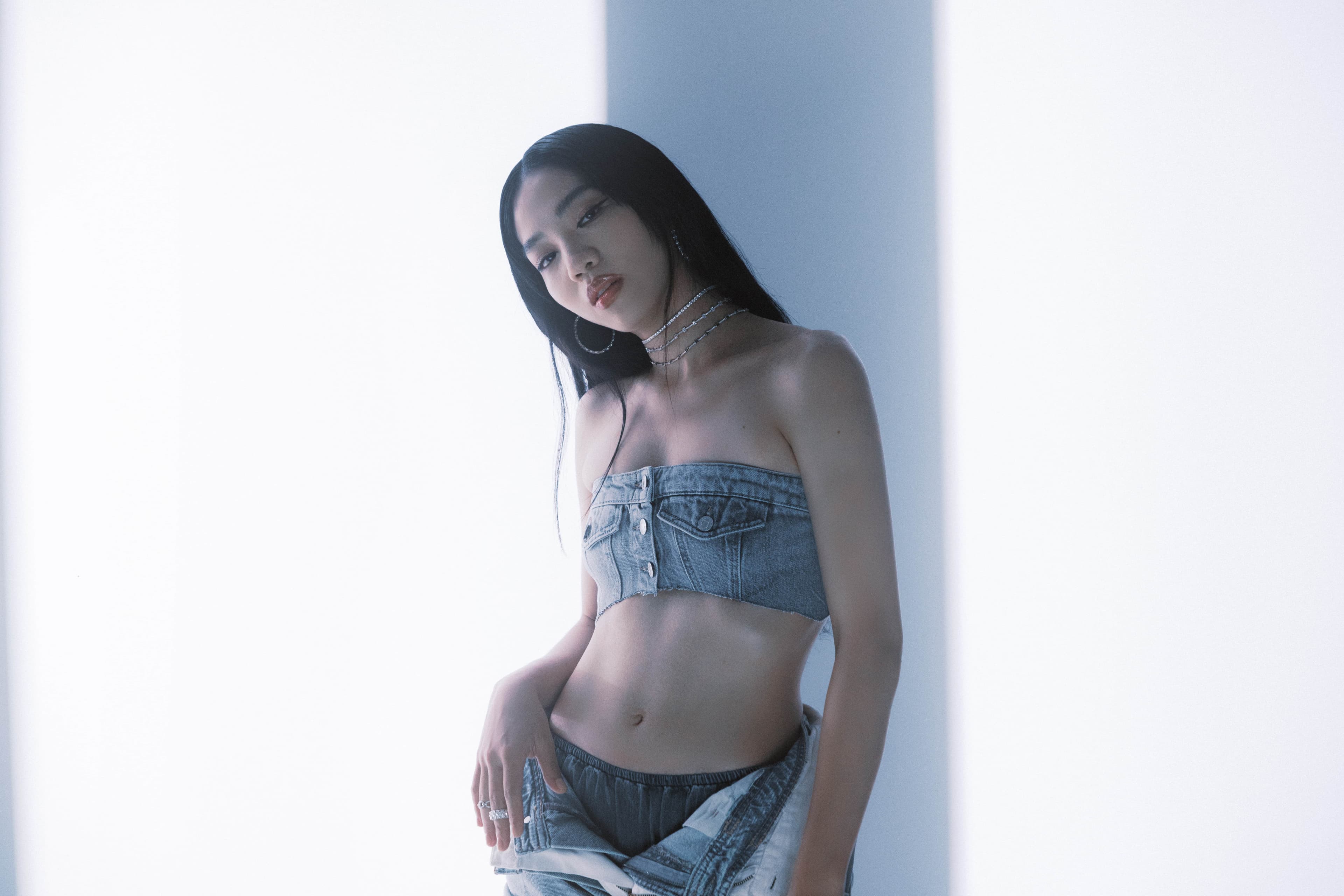 洪佩瑜消失歌壇11年，至今才推出首張專輯《明室》。（何樂音樂提供）