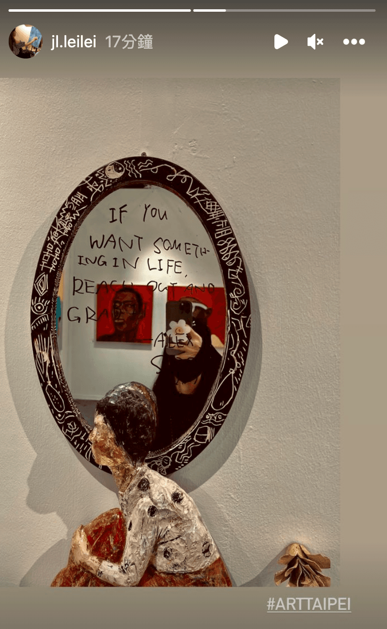 李靚蕾與藝術品合照,鏡子上寫有:「If you want something in life, reach out and grab it.」或許對此有所感觸。(翻攝李靚蕾IG)