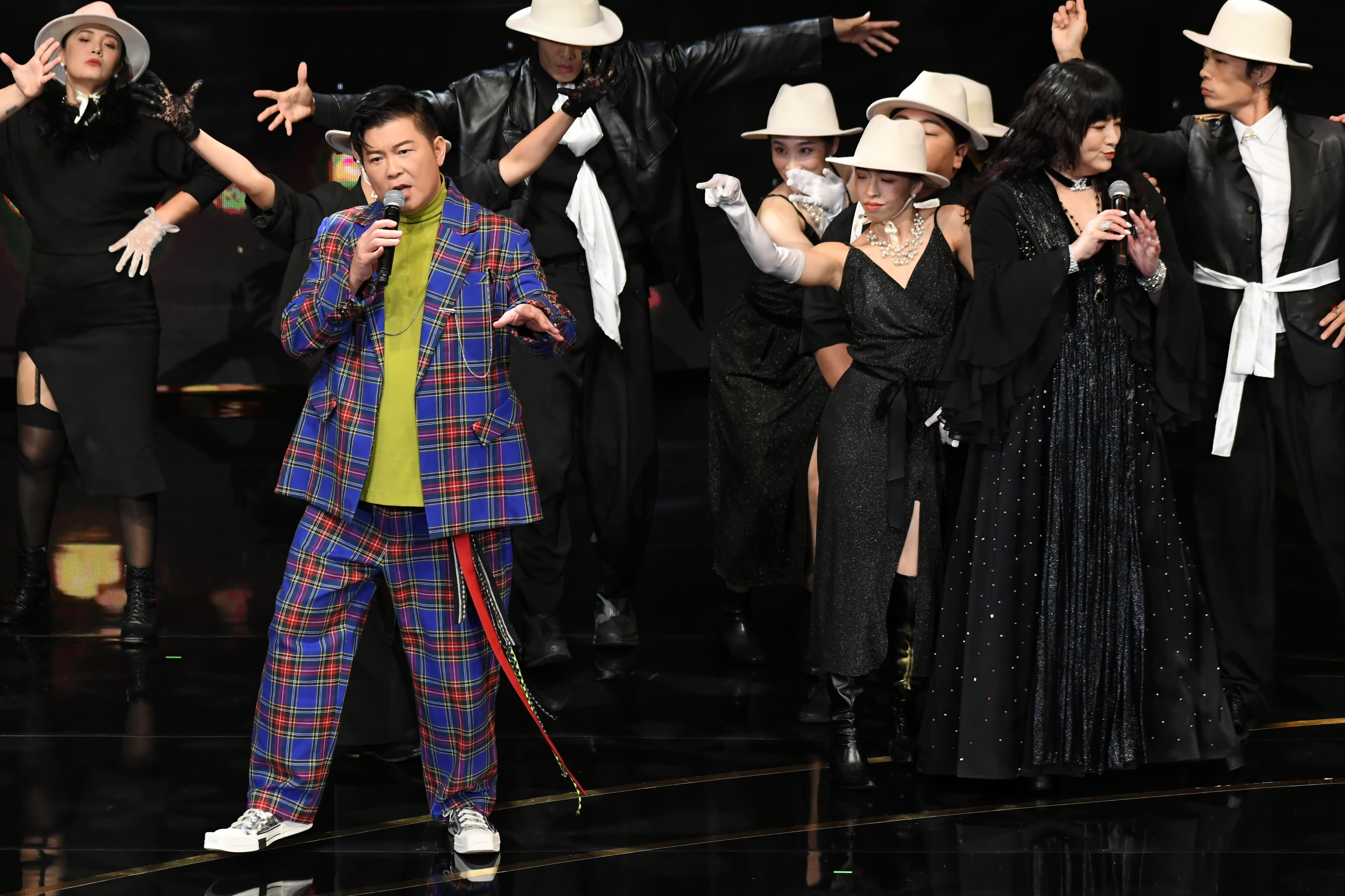 曾國城、唐綺陽擔當本屆金鐘主持人,兩人又唱又跳又rap《我要你的愛》。(三立提供)