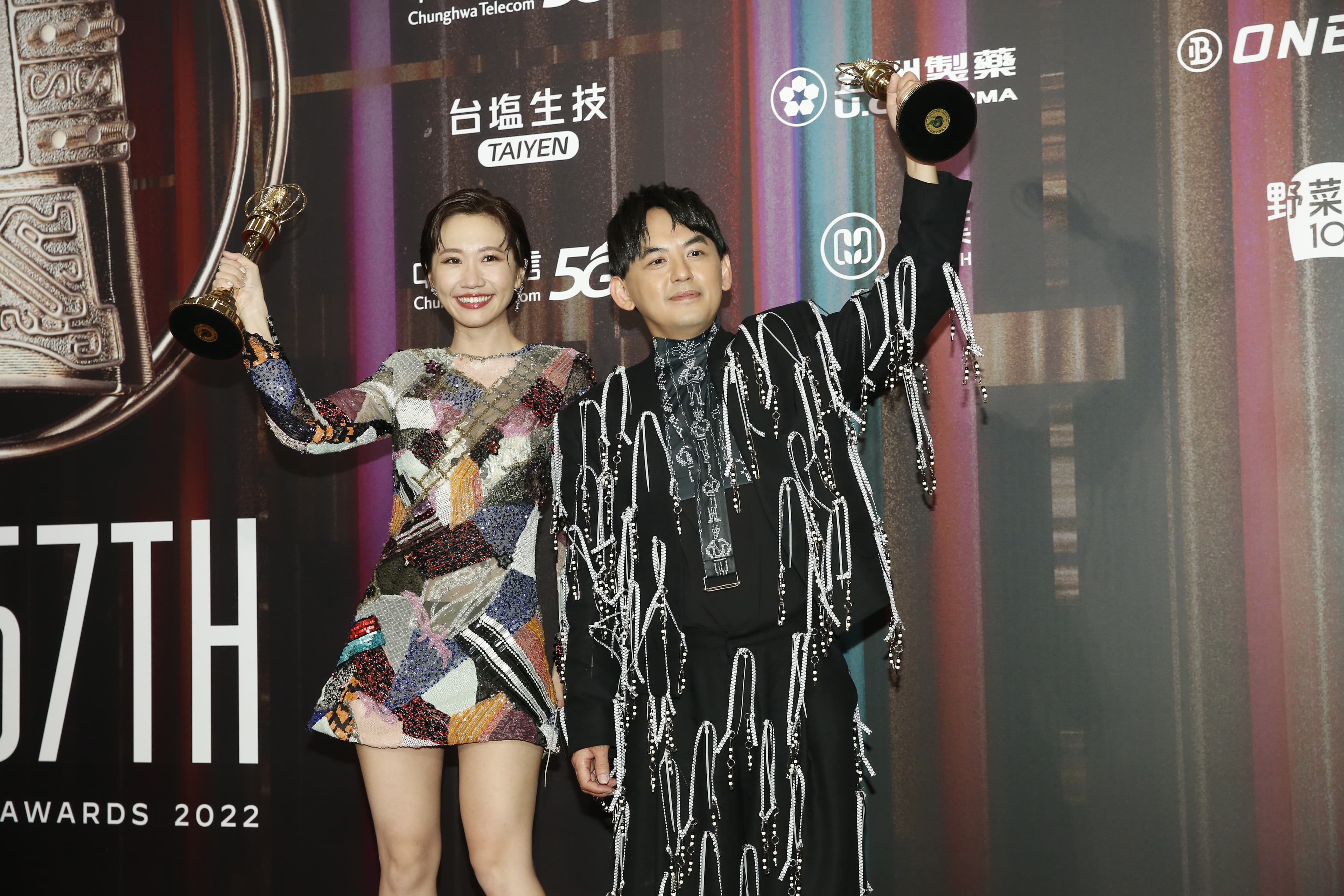 Lulu（左）、黃子佼主持《婚禮歌手》以一票之差擊敗小S主持的《熙娣想聊》