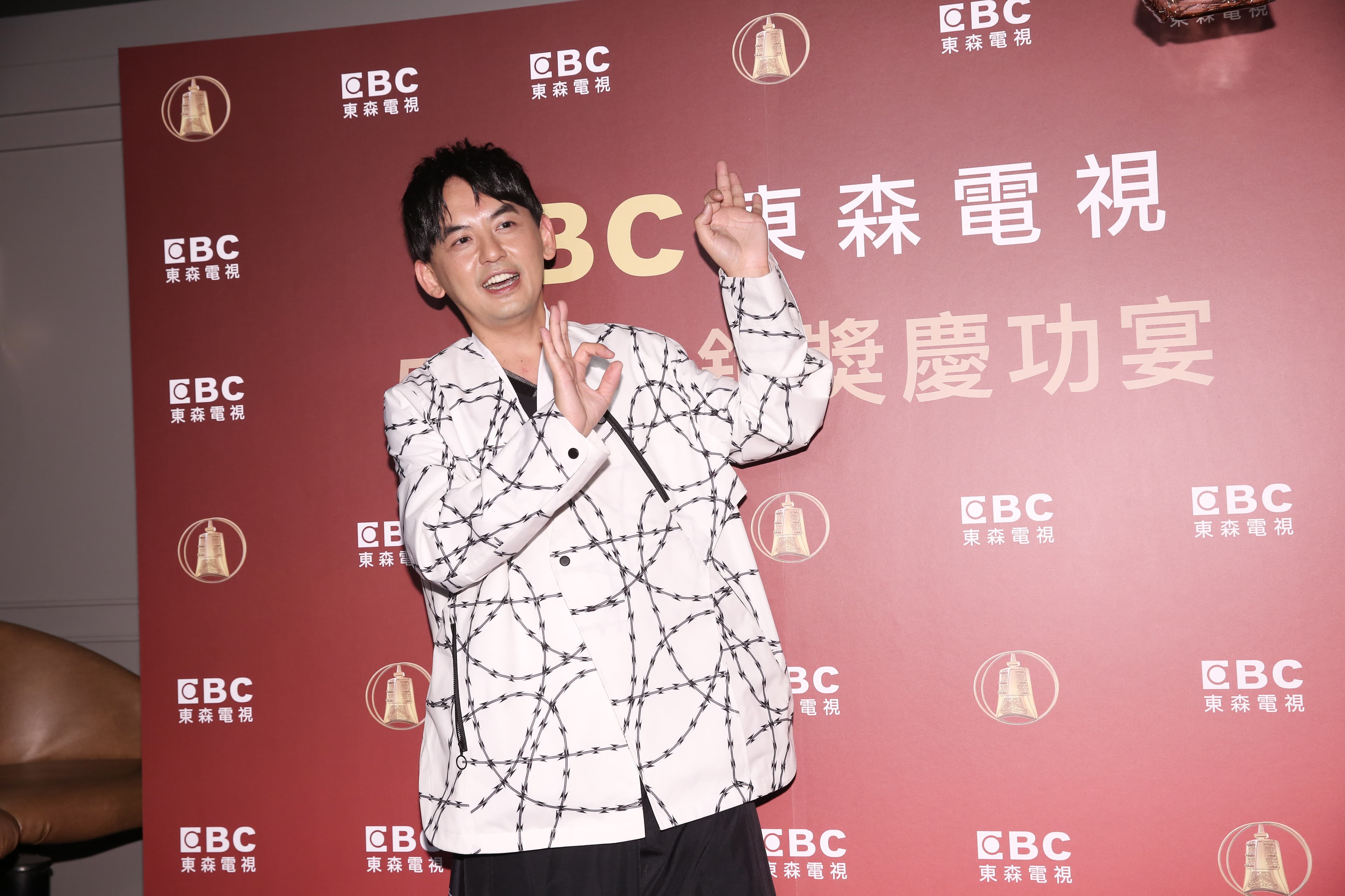 黃子佼昨天快閃慶功宴,來不及等跟Lulu同台,就飛奔回家照顧妻女。