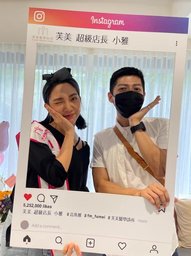 高雋雅擔任芙美醫學診所一日店長,不只幫客人倒水,「我是很認真的有幫客人按臉的!」(芙美提供)
