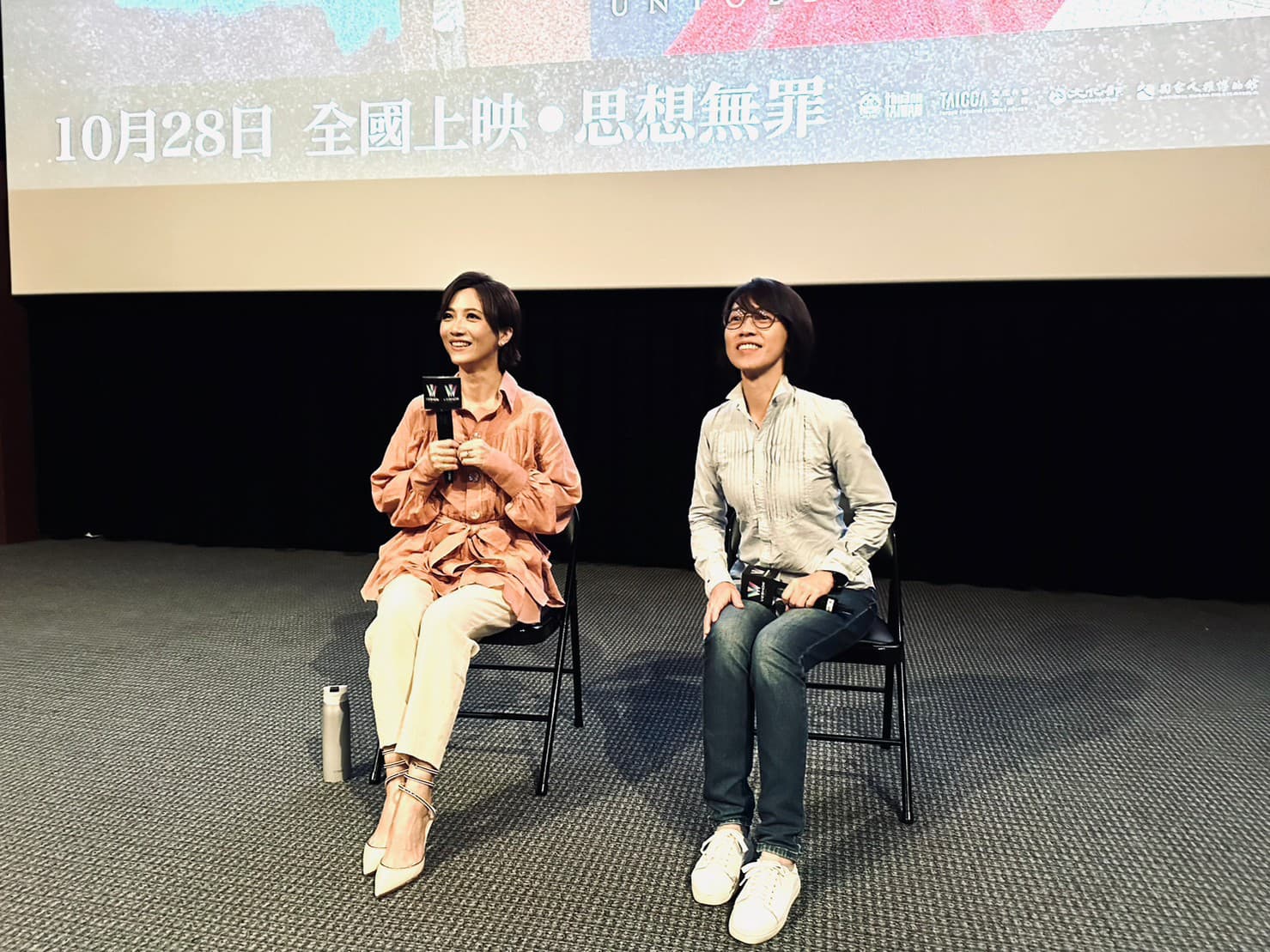 《流麻溝十五號》導演周美玲與演員徐麗雯現身戲院,和台南女中學生互動。(牽猴子提供)