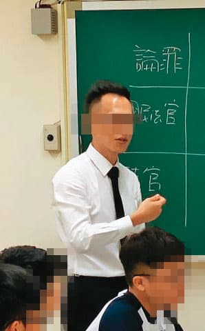 高院梁姓男法官是法界明日之星,在桃園地院任職時曾至校園宣導國民法官新制。(讀者提供)