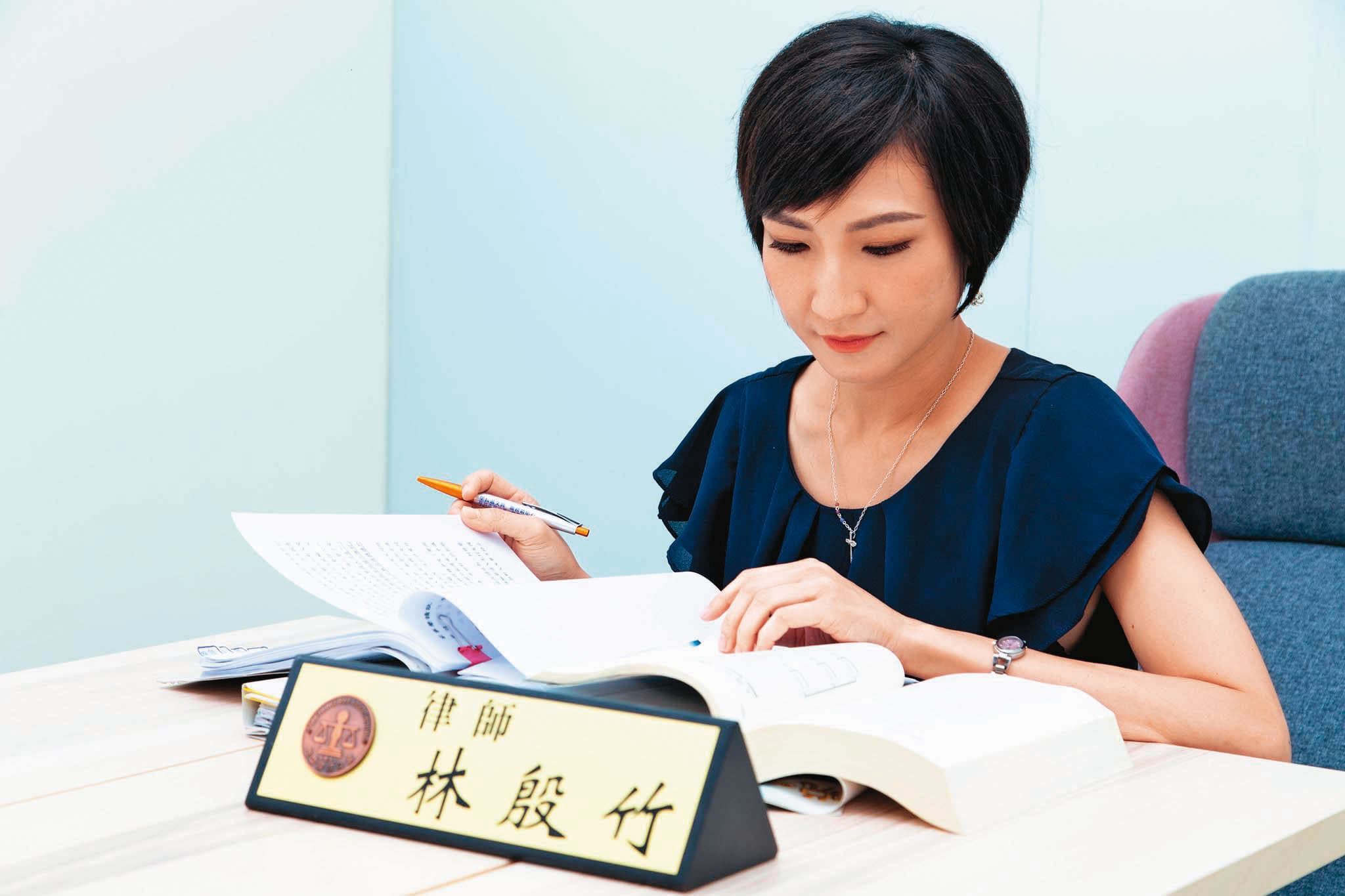 律師林殷竹7月間在臉書貼文指有法官婚外情後,梁姓男法官即表示欲談和解。(翻攝嘉殷法律事務所臉書)