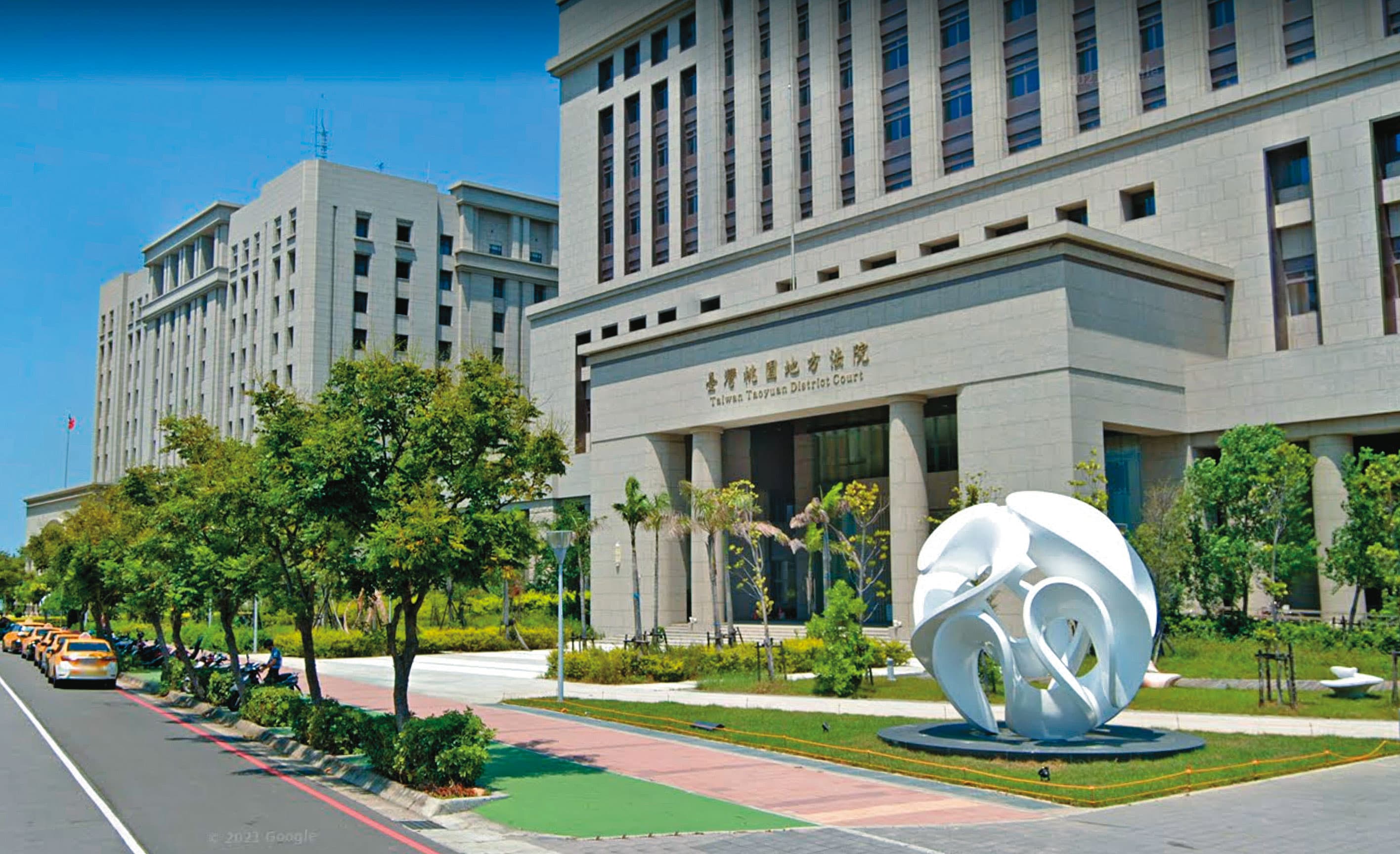 鄧姓女法官任職的桃園地院內有不少人談論她與梁姓男法官的外遇案。(翻攝Google Maps)