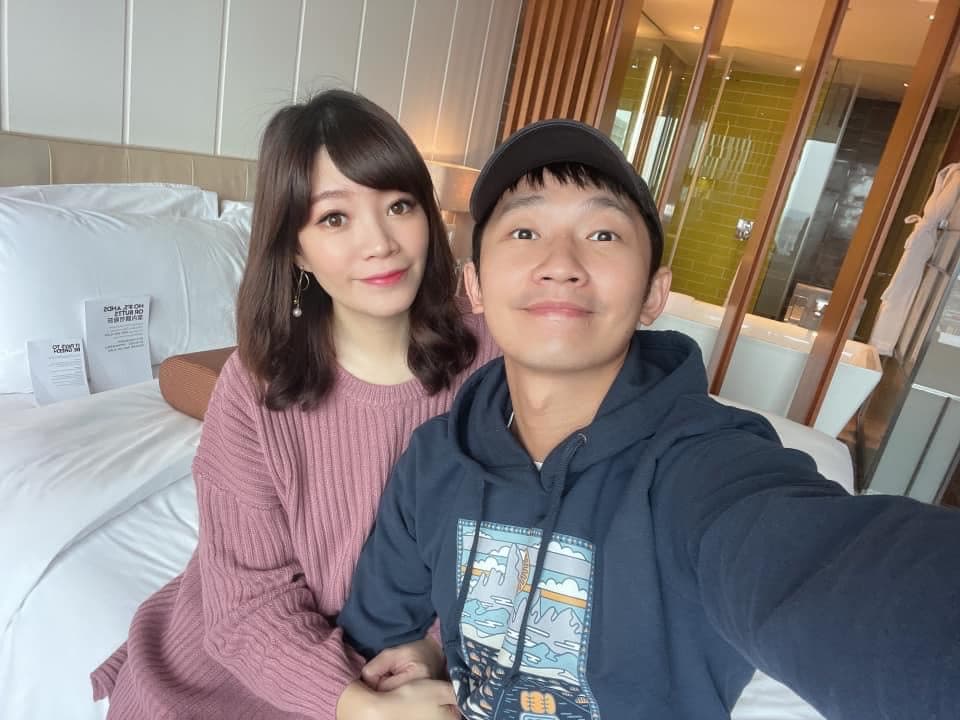 蔡昌憲追到空姐老婆Vivian,兩人還是「長短腿之戀」。(翻攝自蔡昌憲臉書)