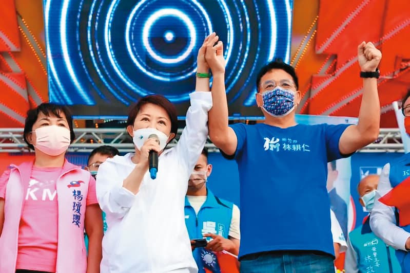 盧秀燕(左)8日替黨提名參選新竹市長的林耕仁(右)站台,隔日卻與高虹安合體。(盧秀燕團隊提供)