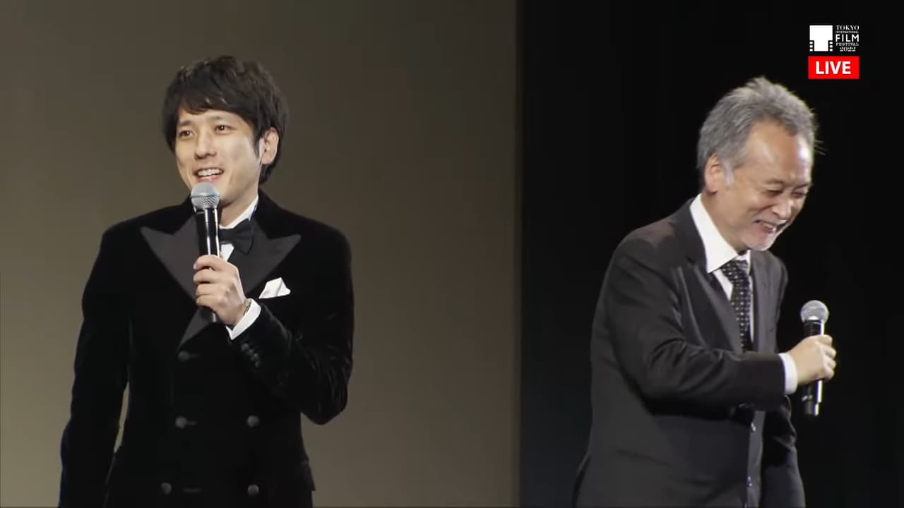 開幕典禮上二宮和也(左)突然不知道該如何說明電影的訊息,讓導演瀨瀨敬久忍不住笑場。(翻攝自直播畫面)