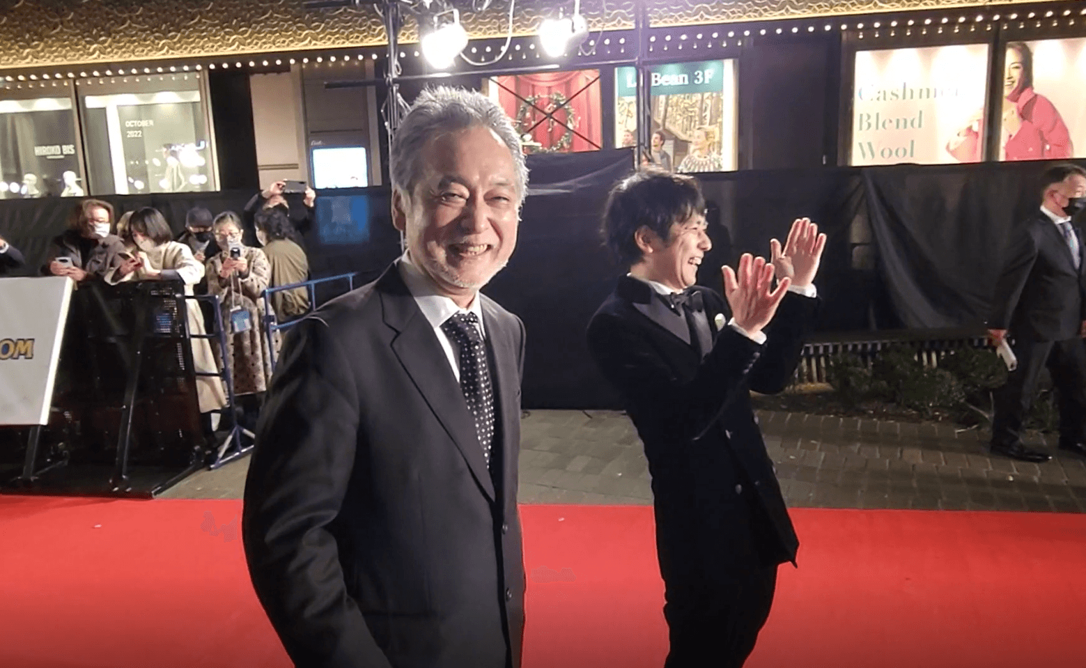 瀨瀨敬久(左)導演對本刊秀中文,逗得二宮和也在一旁大笑。(王怡文攝)