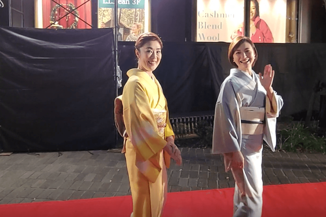 寺島忍(左)與廣末涼子穿和服登紅毯,親切向本刊鏡頭揮手致意。