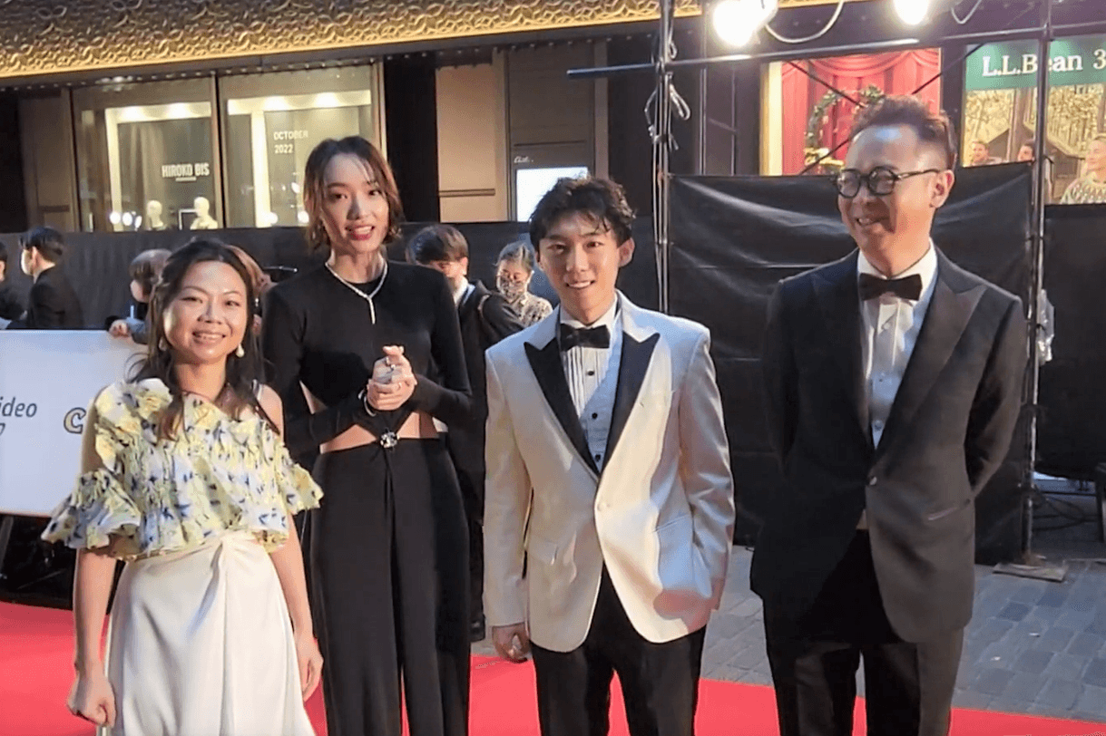 《燈火闌珊》導演曾憲寧(左)與監製陳心遙(右)與周漢寧(右二)、蔡思韵一起出席東京影展,並感謝台灣影迷的支持。