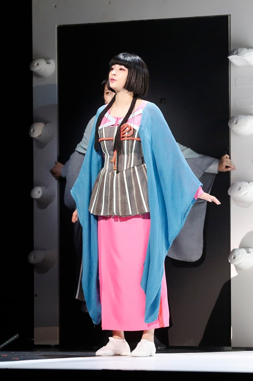 廣瀨鈴今為野田秀樹《Q:歌舞伎之夜》舞台劇Photo Call換了三套造型。