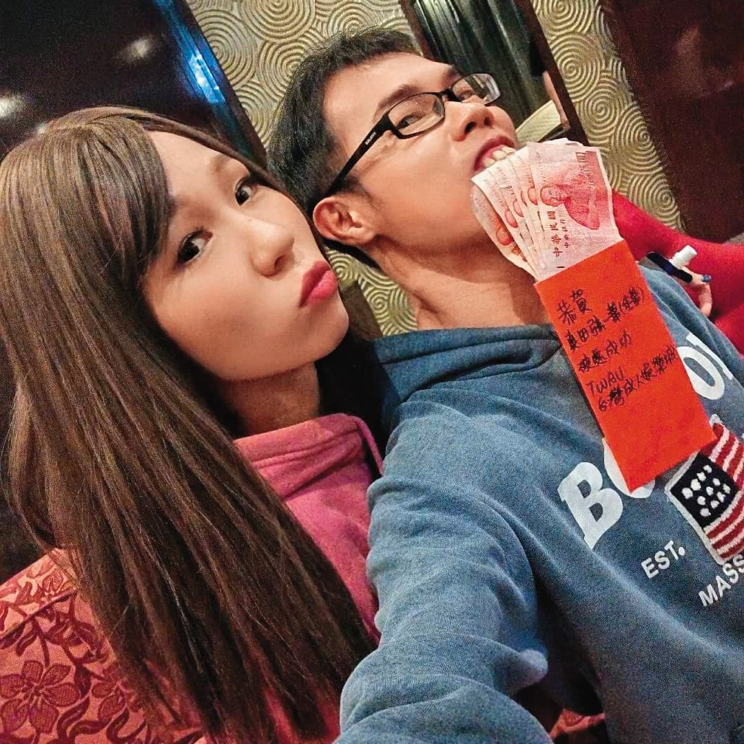 苡若(左)與無酬演出的鄧佳華(右)拍片,因男方是破處,她還包600元紅包贈送。