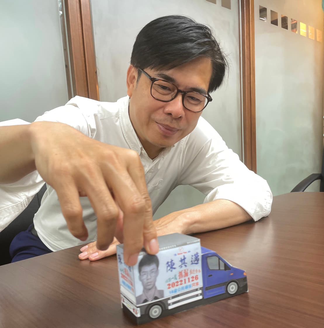 有熱心的網友設計出車子的紙模型,陳其邁也親自曬出「成品」照片。(翻攝自陳其邁臉書)