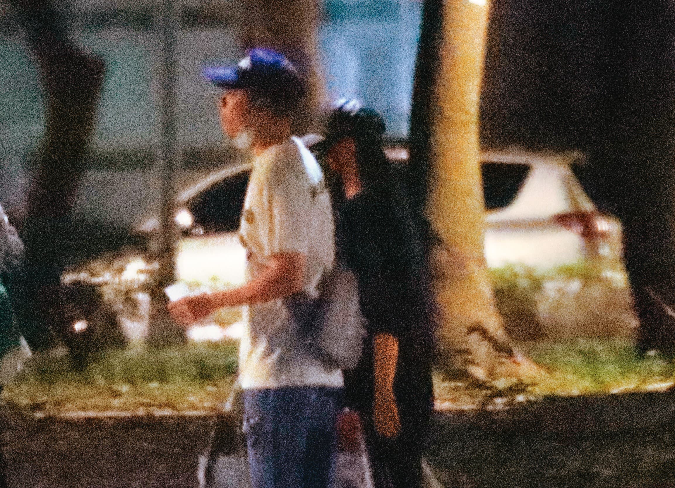 04：08，但在暗處，C.Holly就上前靠得周湯豪比較近。