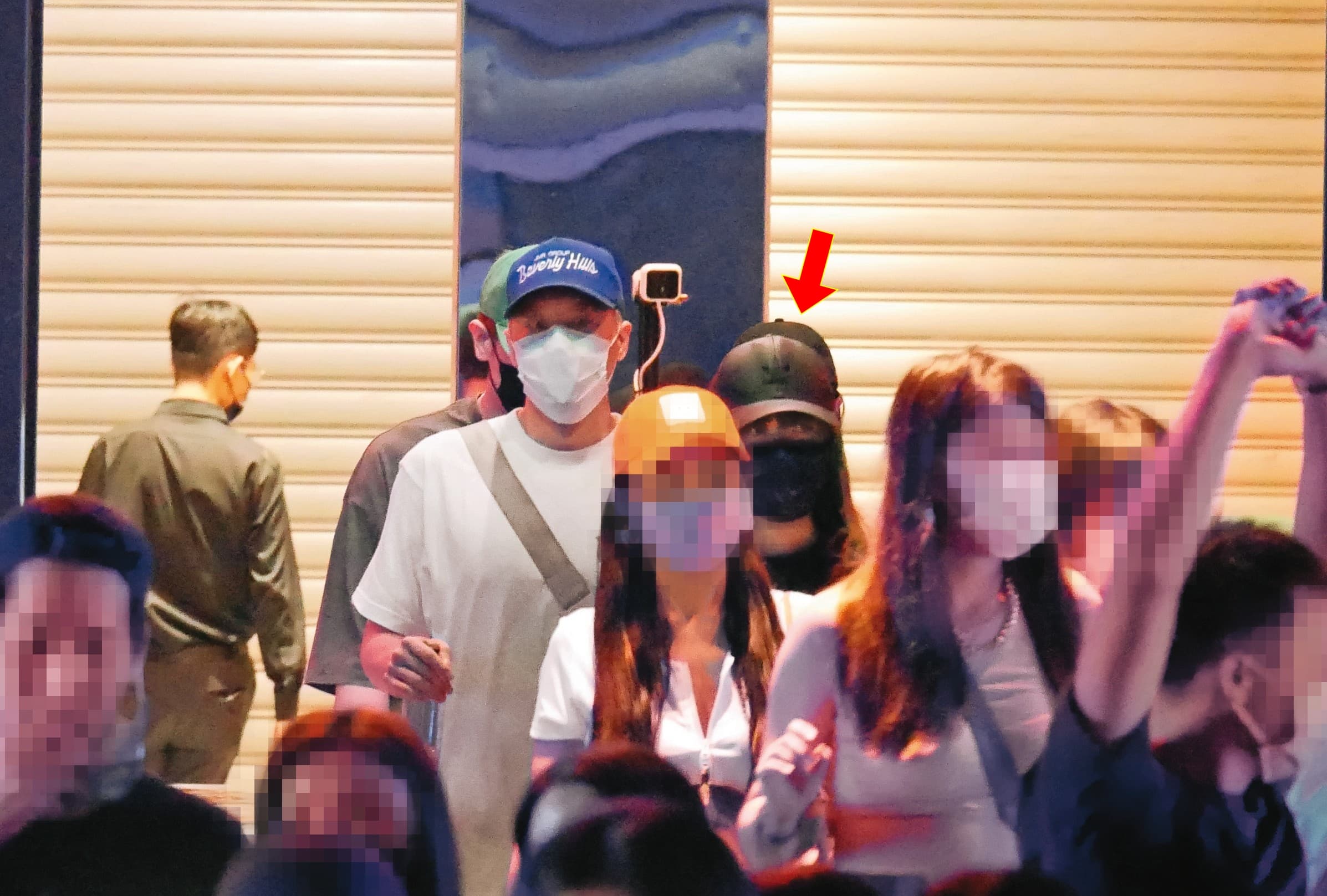 9月18日03：17，C.Holly（紅箭頭處）與周湯豪（左）出門夜遊到很晚，一路步行晃回工作室。