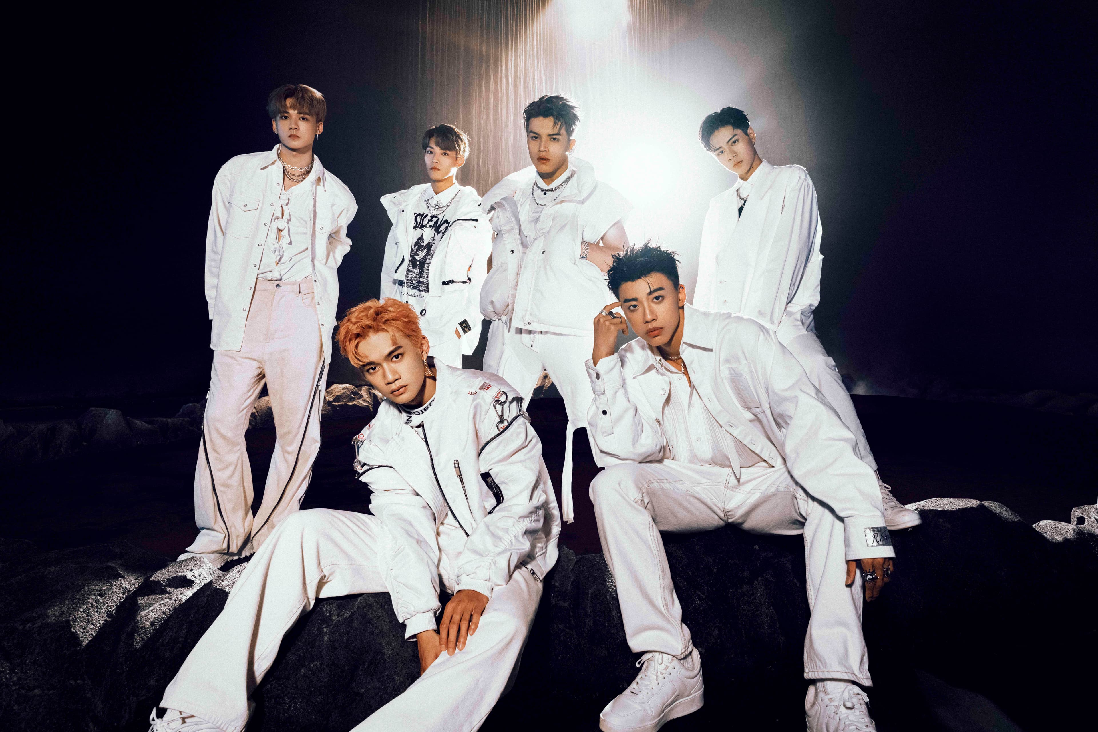 天后蔡依林御用金曲製作人剃刀蔣,為Ozone打造出道單曲,團員公認剃刀蔣「面惡心善」。(索尼音樂)