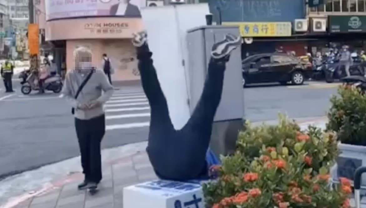 楊植斗從演講台上摔落。(截圖自羅智強臉書)