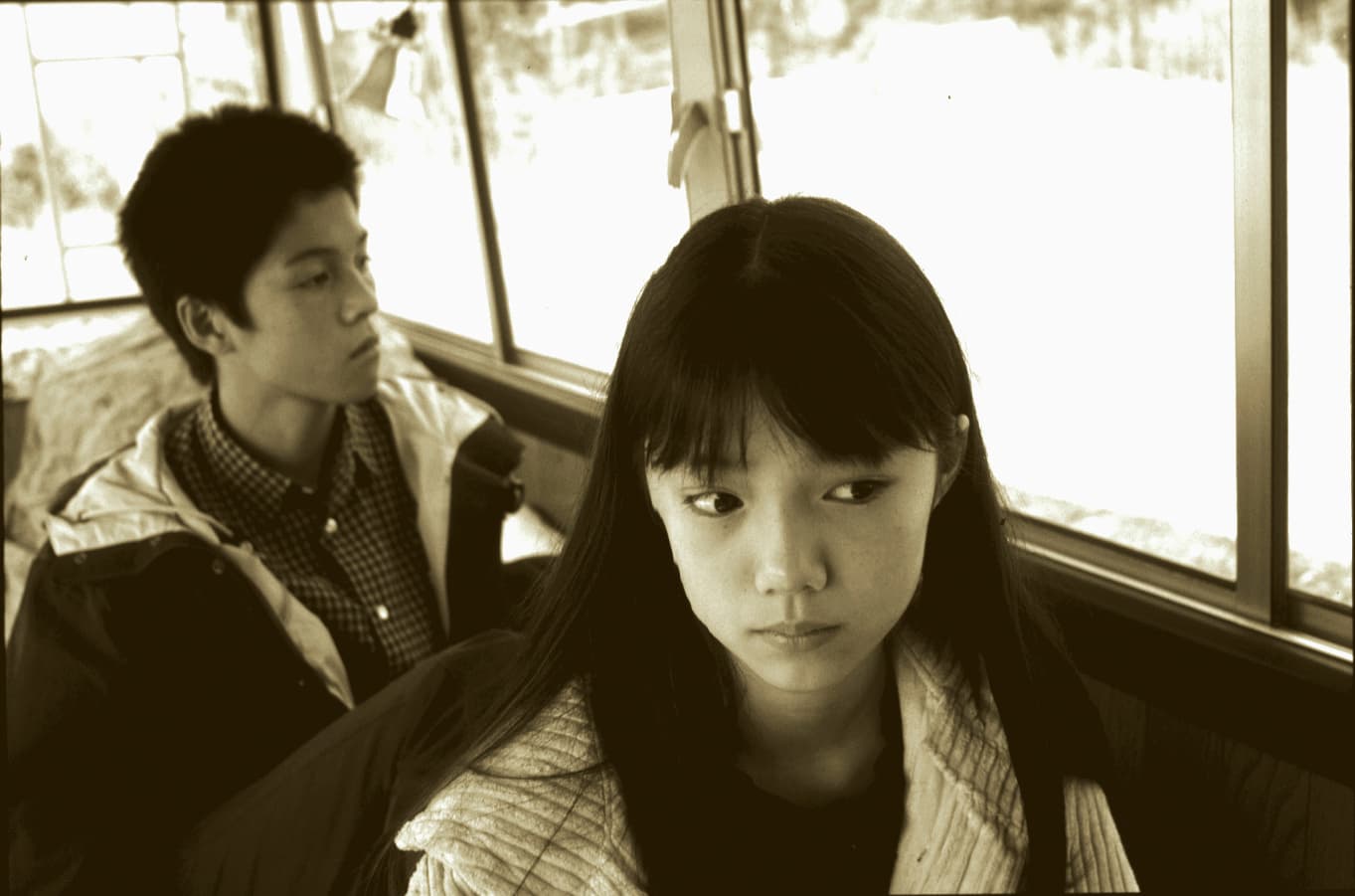 宮崎葵(右)拍攝《人造天堂》年僅14歲。©2001 J‐WORKS FILM INITIATIVE (電通+IMAGICA+WOWOW+東京テアトル)