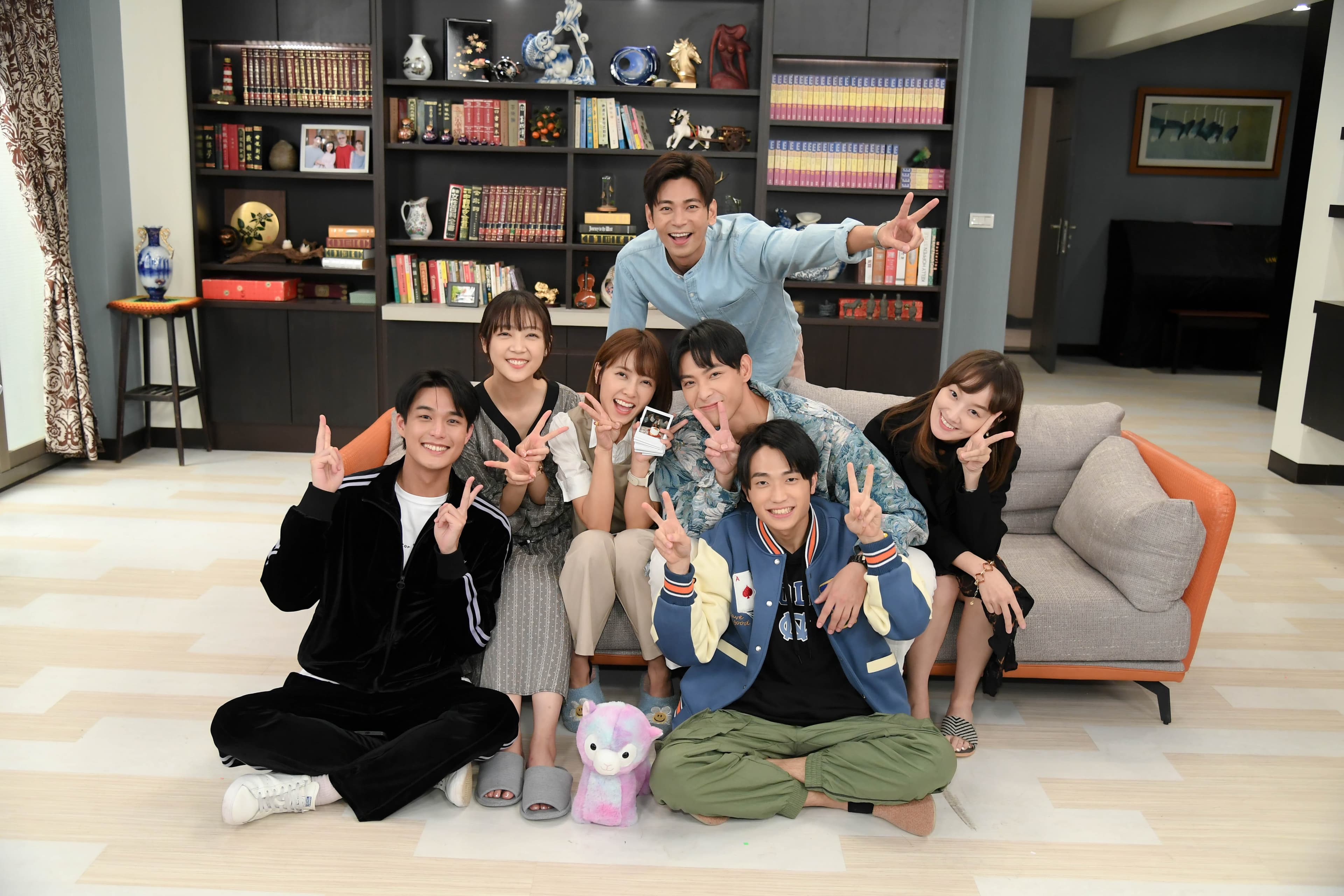 安俊朋(左起)、黃甄妮、大元、連晨翔、樊仲哲、李京恬以及楊子儀(後排)一同在殺青戲同歡。(三立提供)