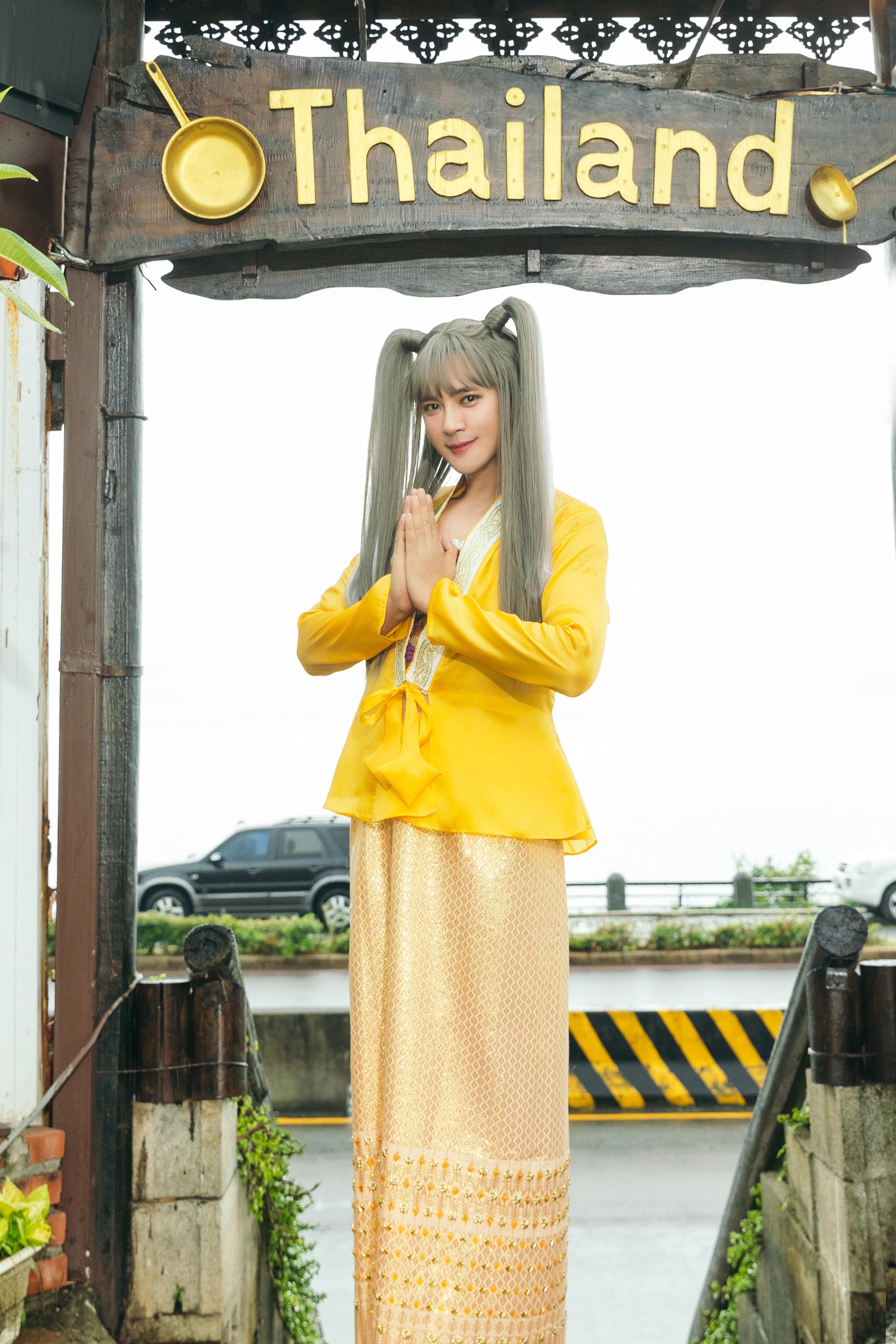 朱碧石致敬「全球百大美女」BLACKPINK- LISA的造型,化身尤物並頂著「百億瀏海」現身。(華納音樂提供)