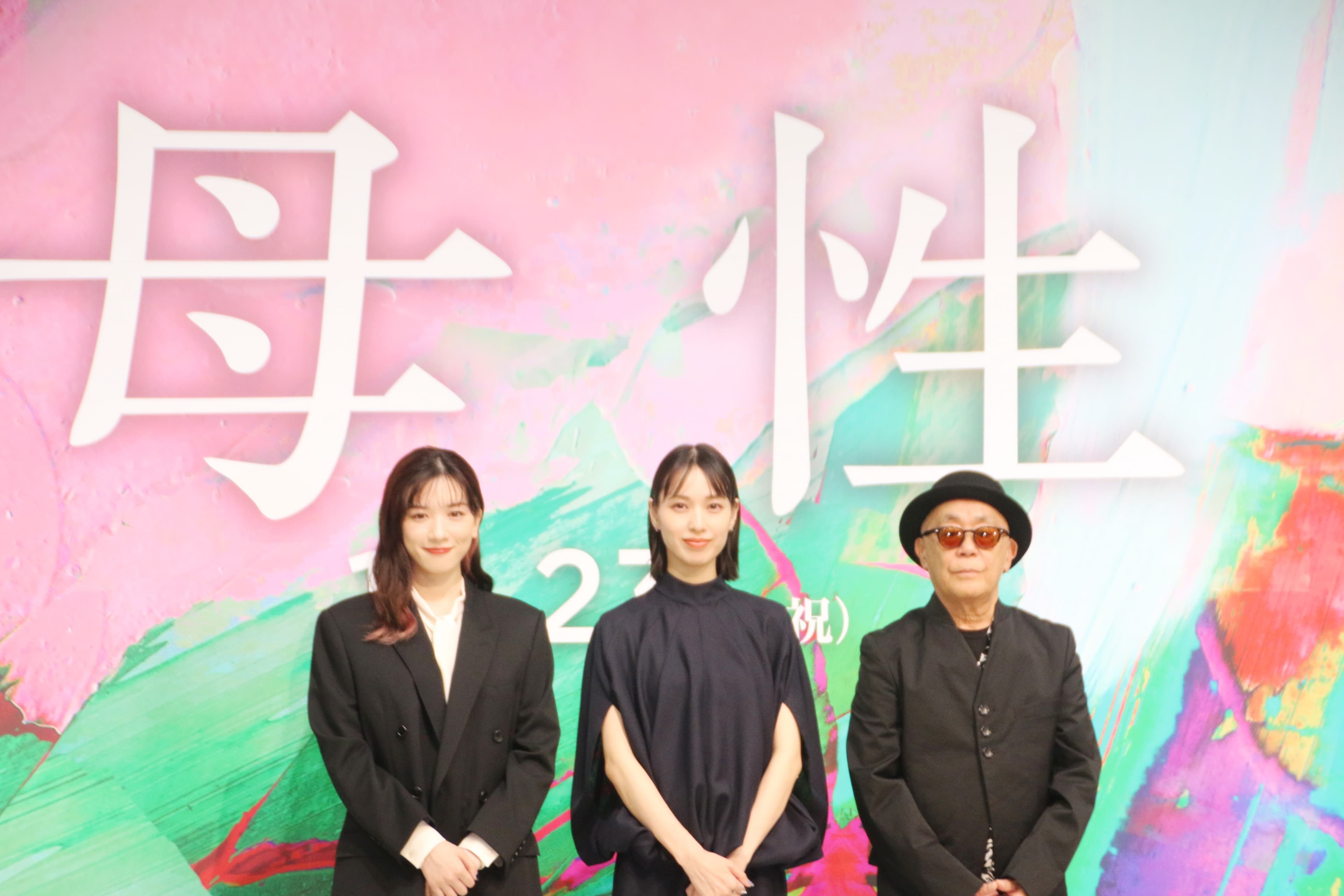 永野芽郁(左起)、戶田惠梨香、導演廣木隆一今出席《母性》記者會。
