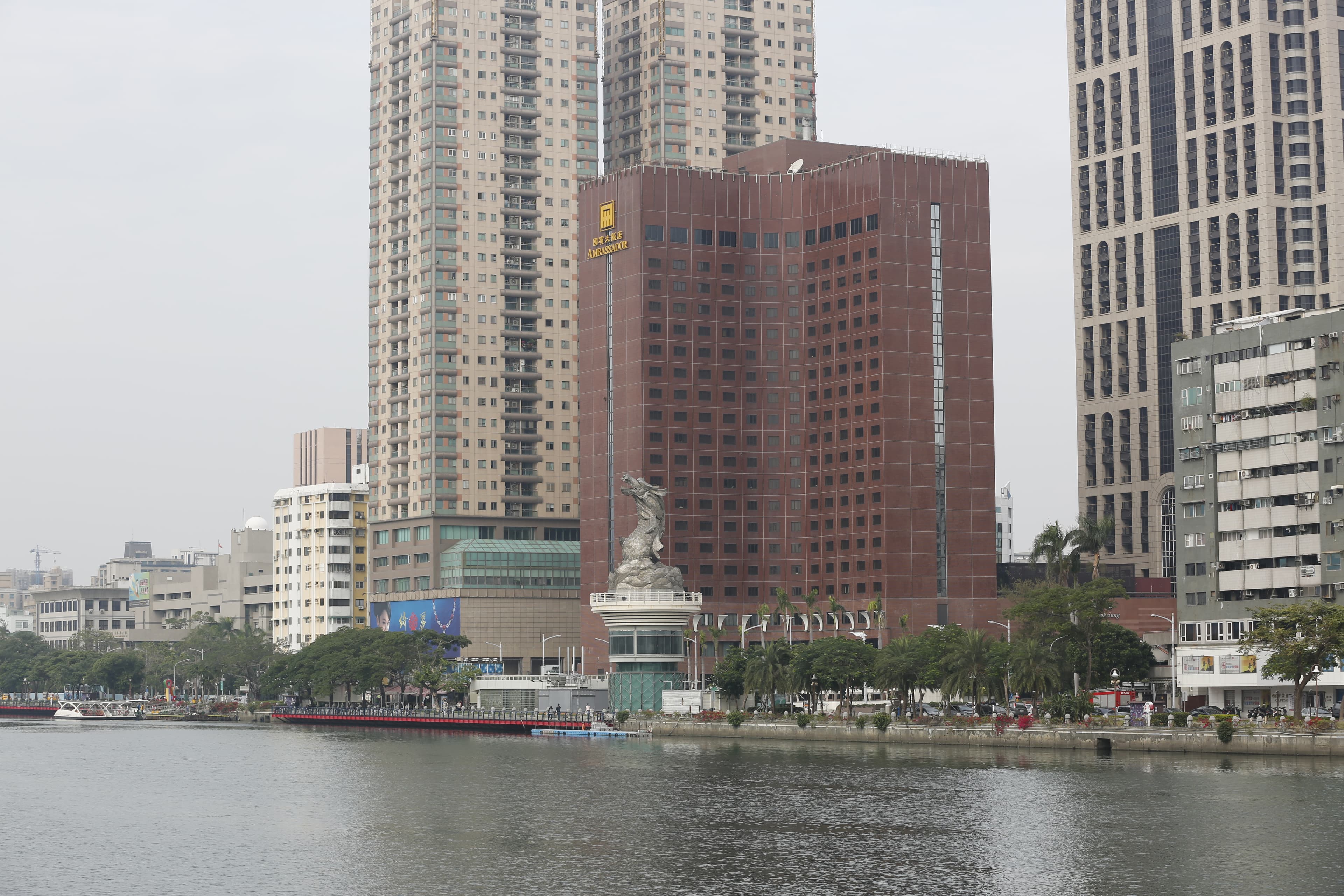 高雄國賓大飯店坐落於愛河河畔，是當地知名地標。（本刊資料照）