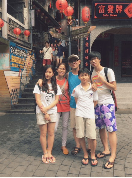 徐宗清(左3)與太太張淑卿(左2)育有2子1女。(徐宗清提供)