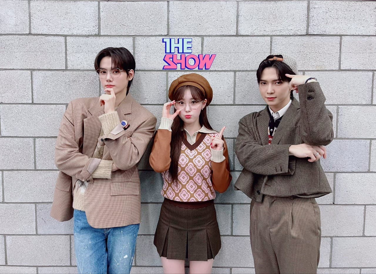 姜珉熙(左起)與金采炫、呂尚共同擔任MTV THE SHOW主持人。(翻攝MTV THE SHOW推特)