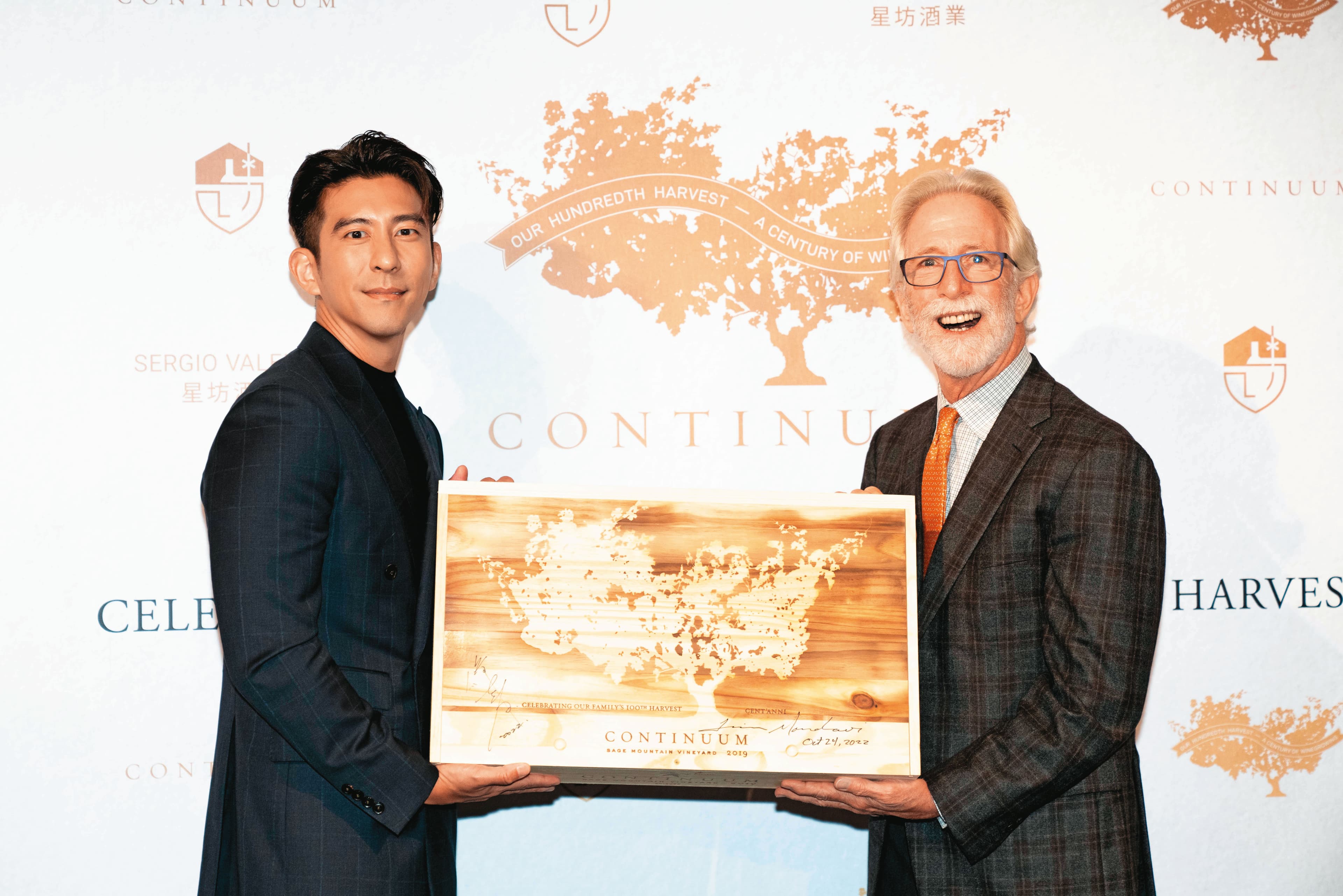 因愛喝愛買Continuum心傳葡萄酒,而成為酒莊代言人的藝人修杰楷(左)與莊主Tim Mondavi(右)在晶華酒店合影。