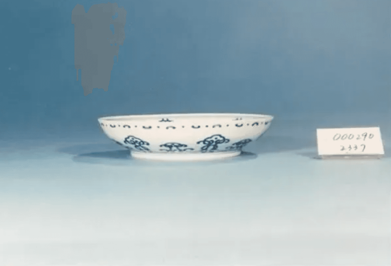 「清代乾隆青花花卉盤」,需待故宮釐清責任、完成懲處後才會開始修復程序。(故宮提供)