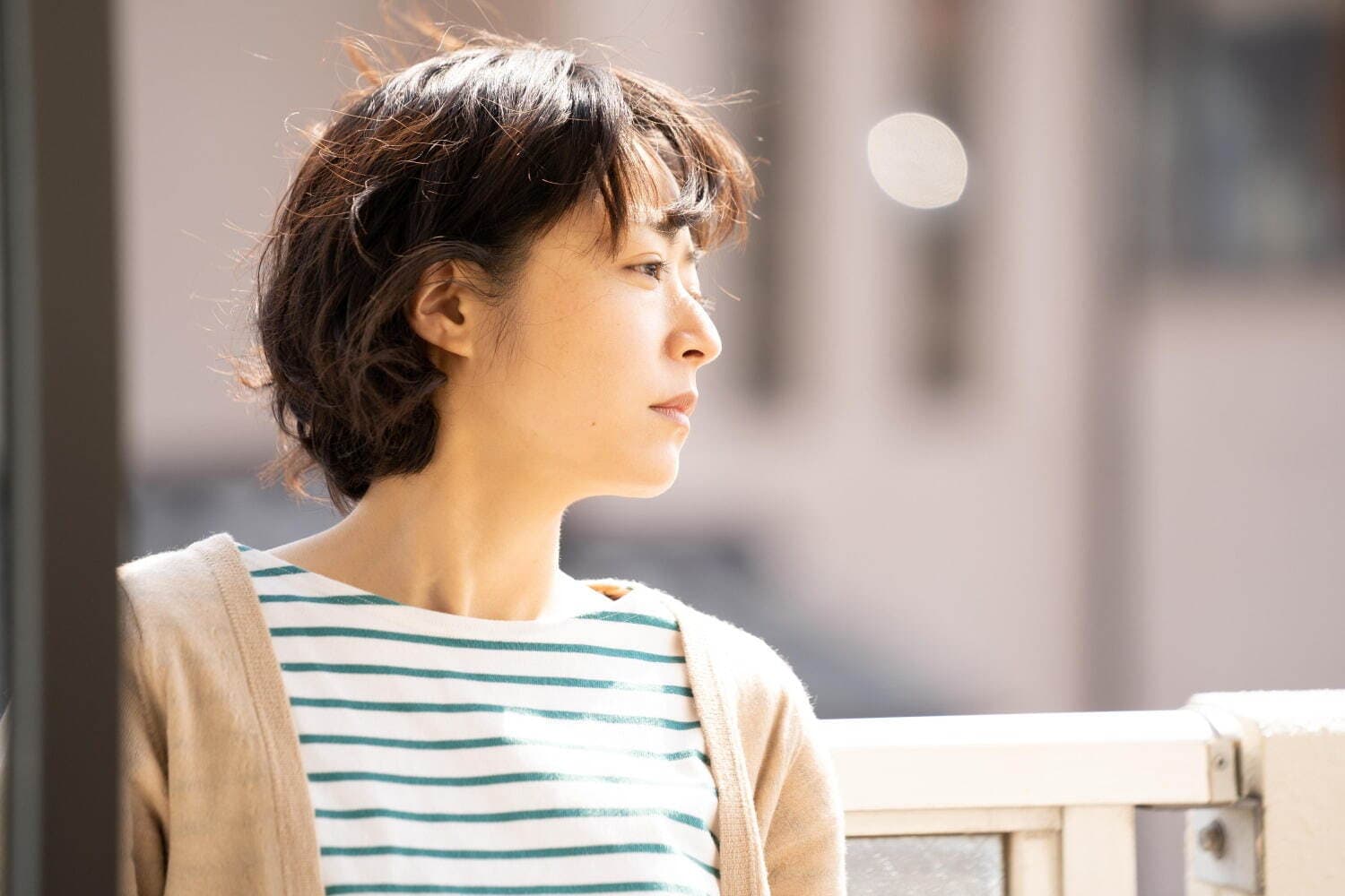 井上真央在《我的母親》中台詞不多,情感的表現成為一大考驗。©2022「わたしのお母さん」製作委員会
