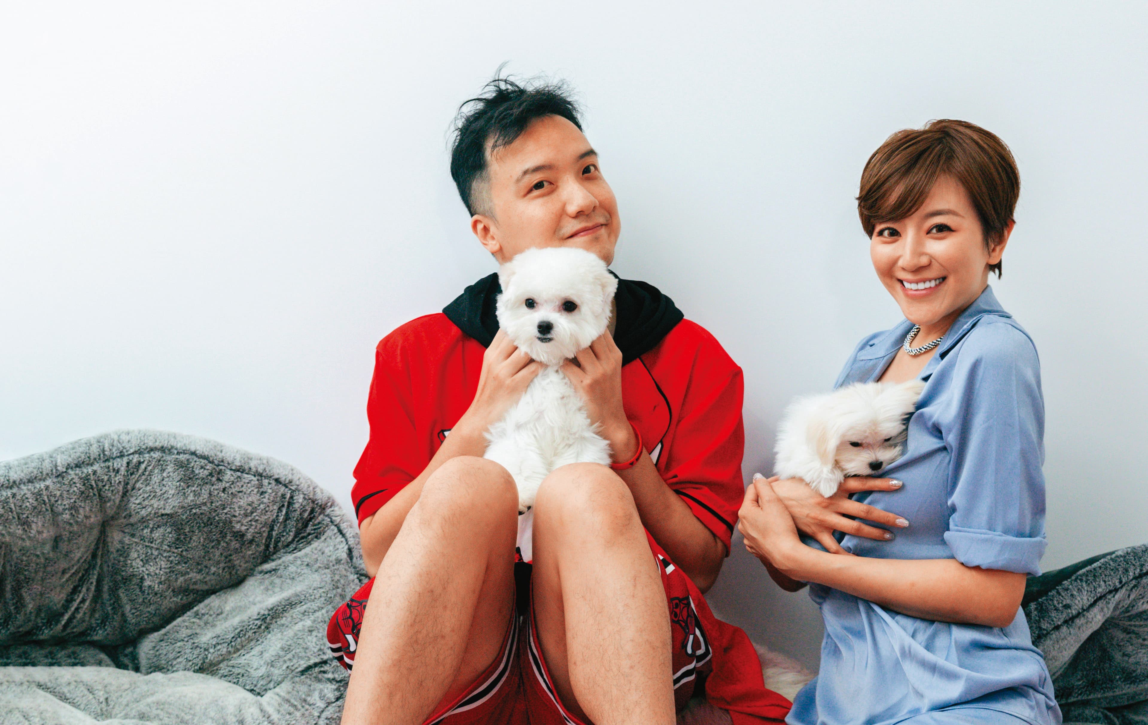 李妍瑾(右)跟圤智雨(左)因狗相戀,兩人自稱狗男女,不過,對愛犬的教養方式卻不同。