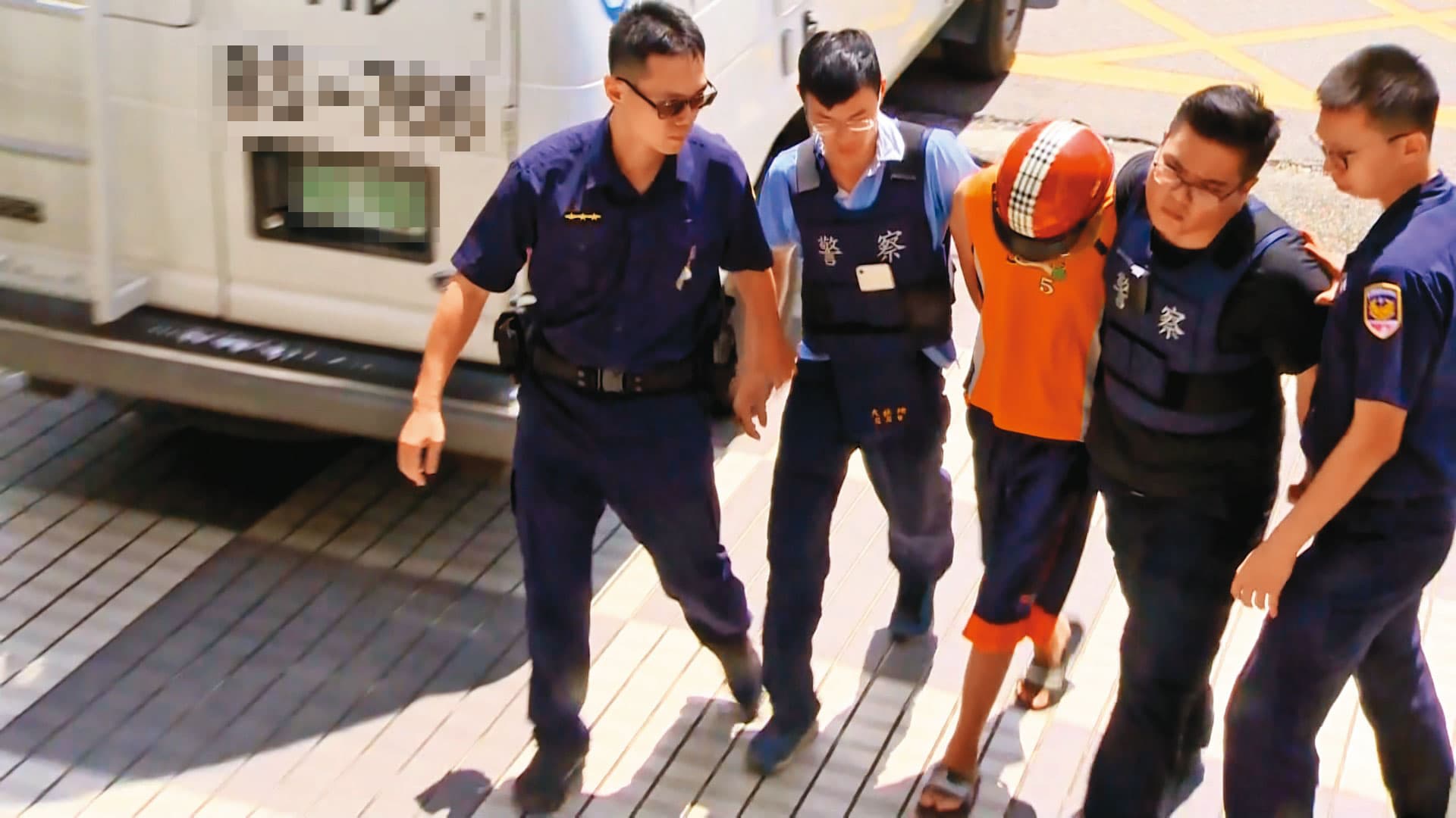 警方根據監視器,以車追人,數小時後逮捕行凶的韓男(中)。(東森新聞提供)
