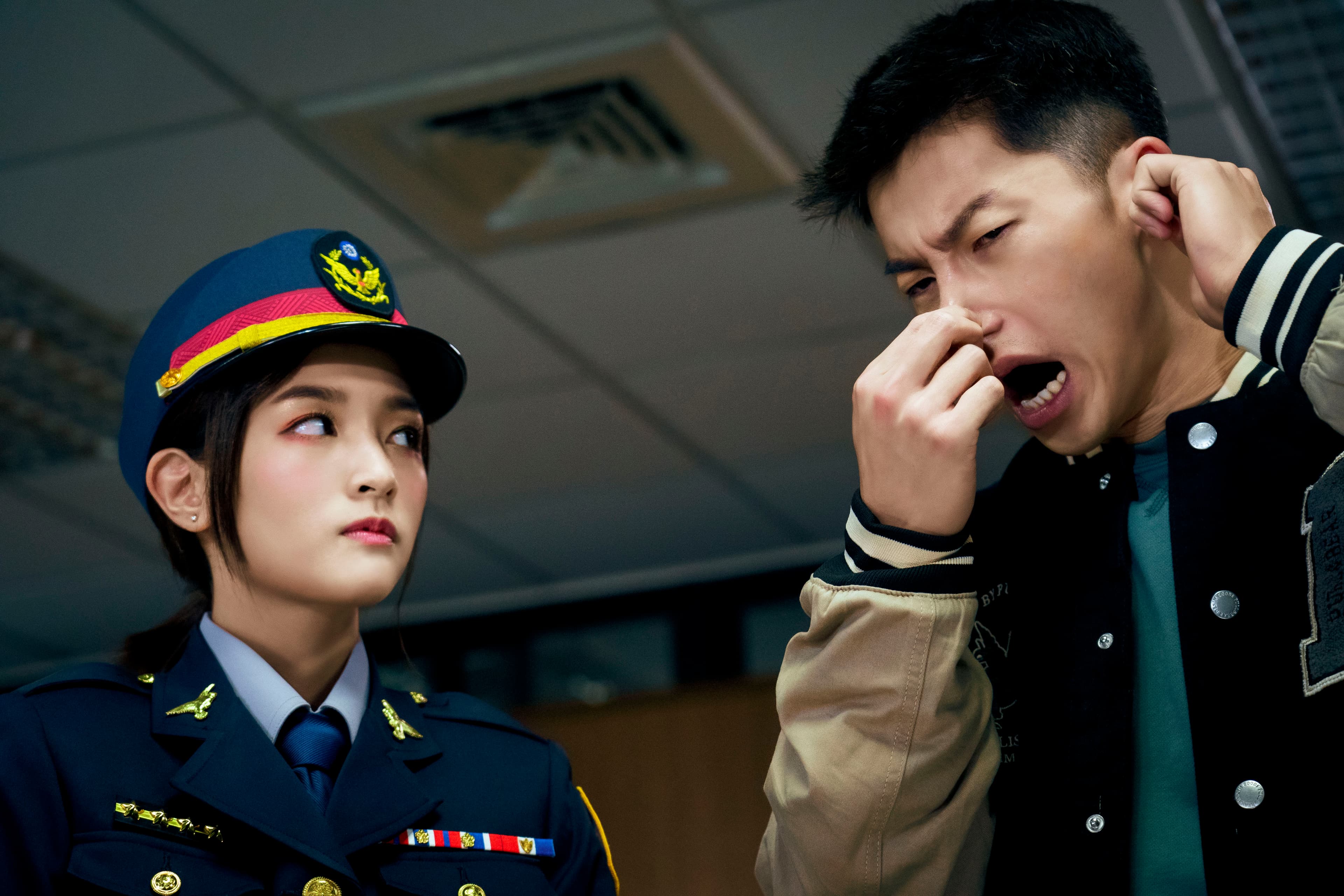 王淨頂著超濃警花妝教訓許光漢,也是預告中的一大笑點。(金盞花大影業提供)