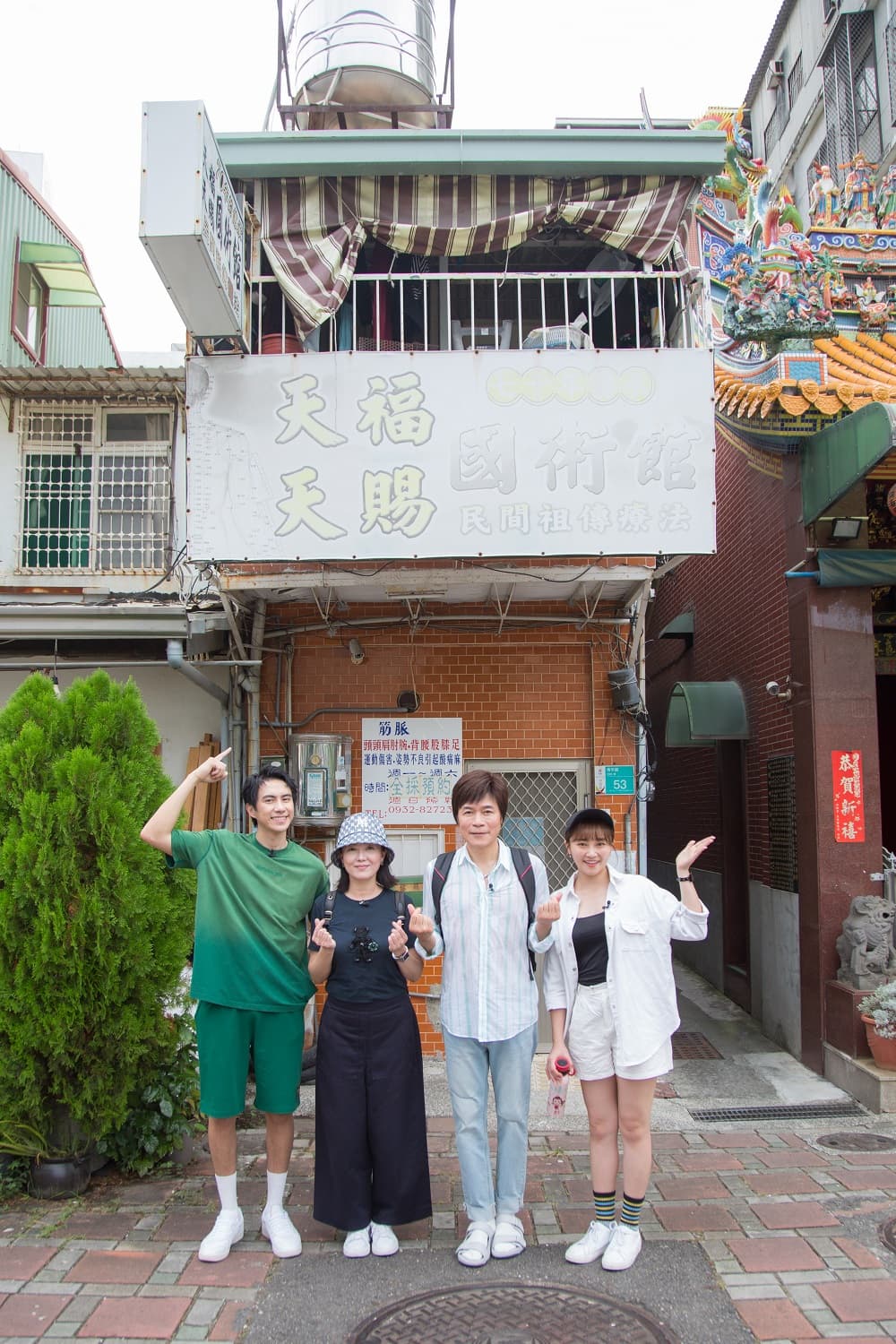 (左起)潘君侖、苗可麗、洪榮宏、張文綺到台南出外景。(東森提供)