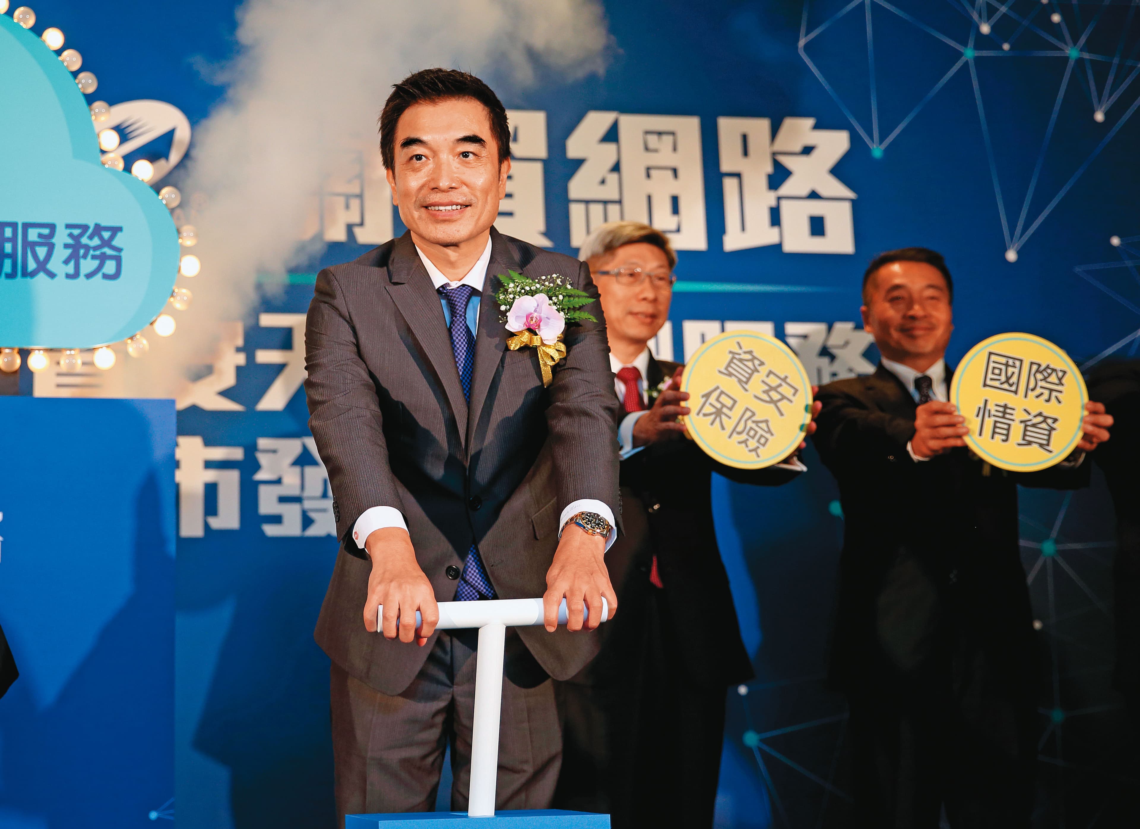 許鑒隆曾任關貿董事長，今年3月參與隆銘綠能私募案，成為公司大股東。
