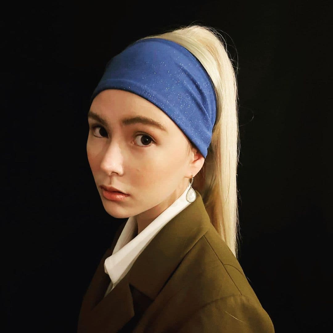 昆凌萬變裝成17世紀世界名畫《戴珍珠耳環的少女》畫中的主角。（翻攝自昆凌IG）