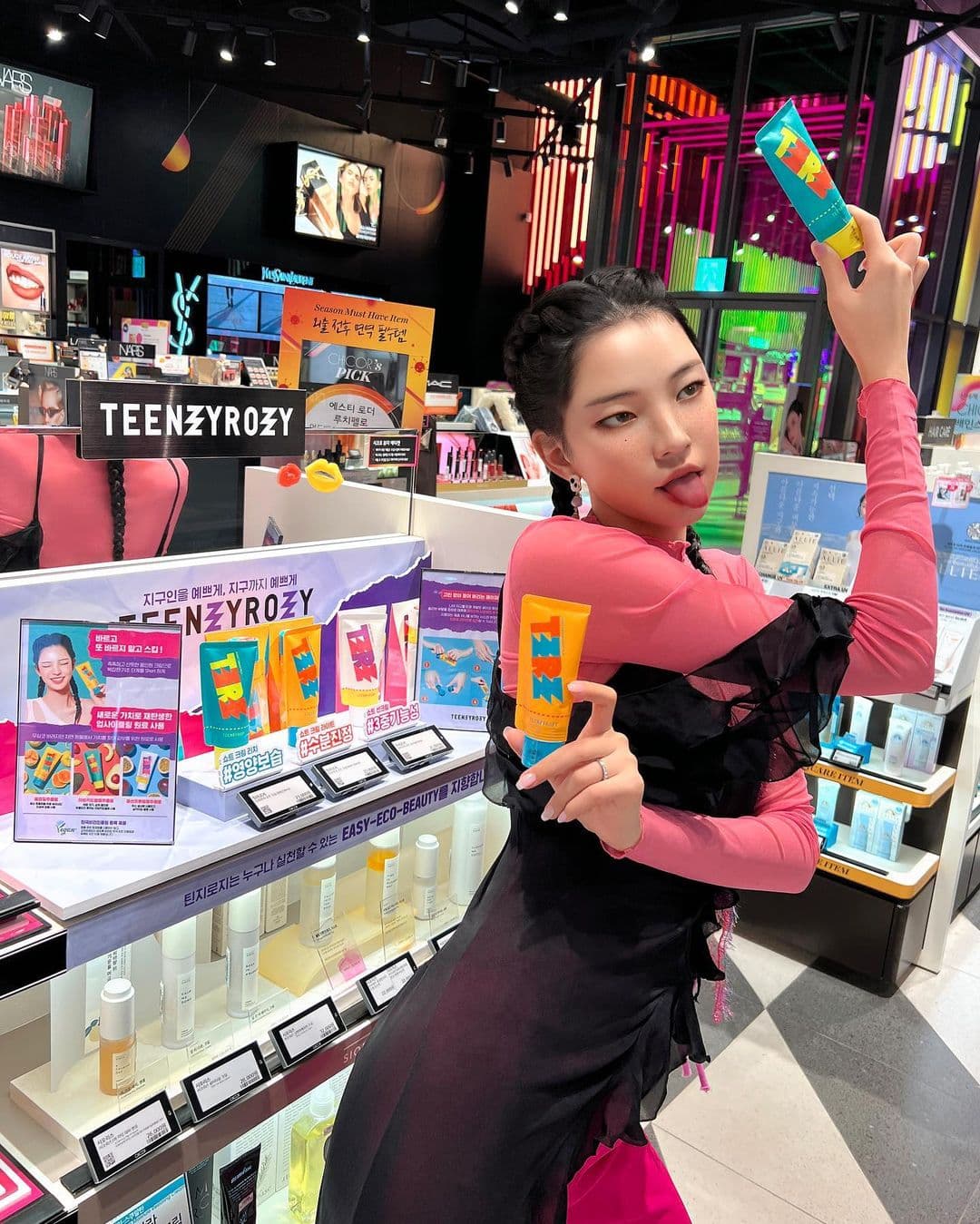 搭上純素美容熱潮,ROZY以自己名字推出美妝品牌。(翻攝ROZY IG)