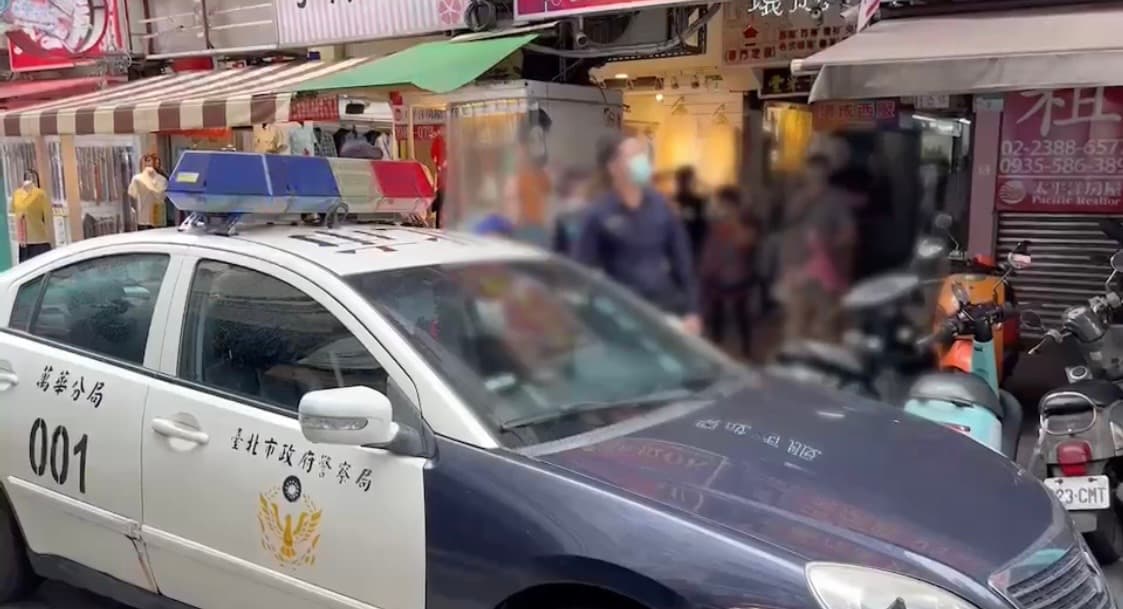 警方押送賭博民眾回派出所。(翻攝畫面)