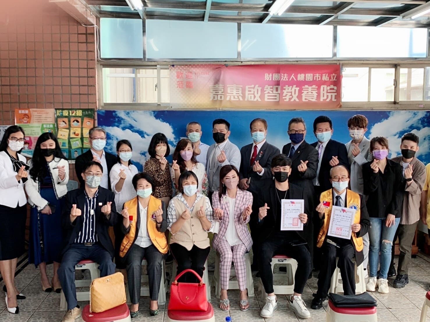 梓豪Eric（前排右二）率17直播牛逼戰隊赴桃園參與公益活動。（17LIVE提供）