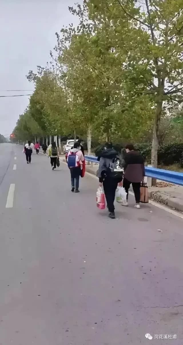 鴻海富士康鄭州廠爆疫情，大批員工徒步逃離廠區。（翻攝微信）