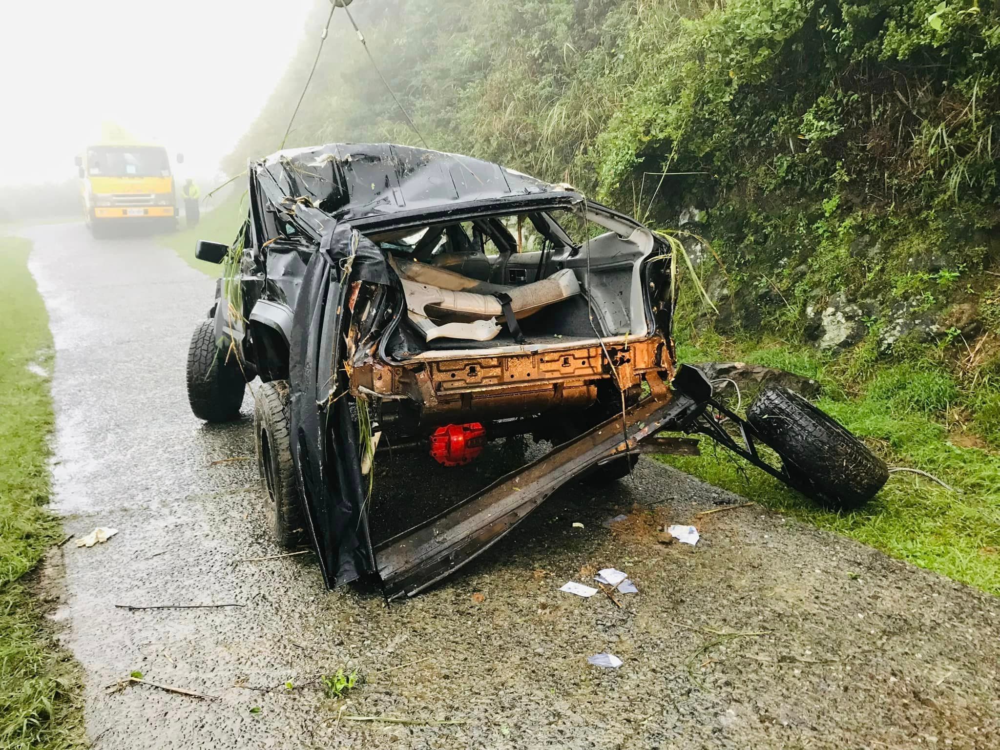 車子翻落山谷,車體變形。(翻攝自蕭閎仁臉書)