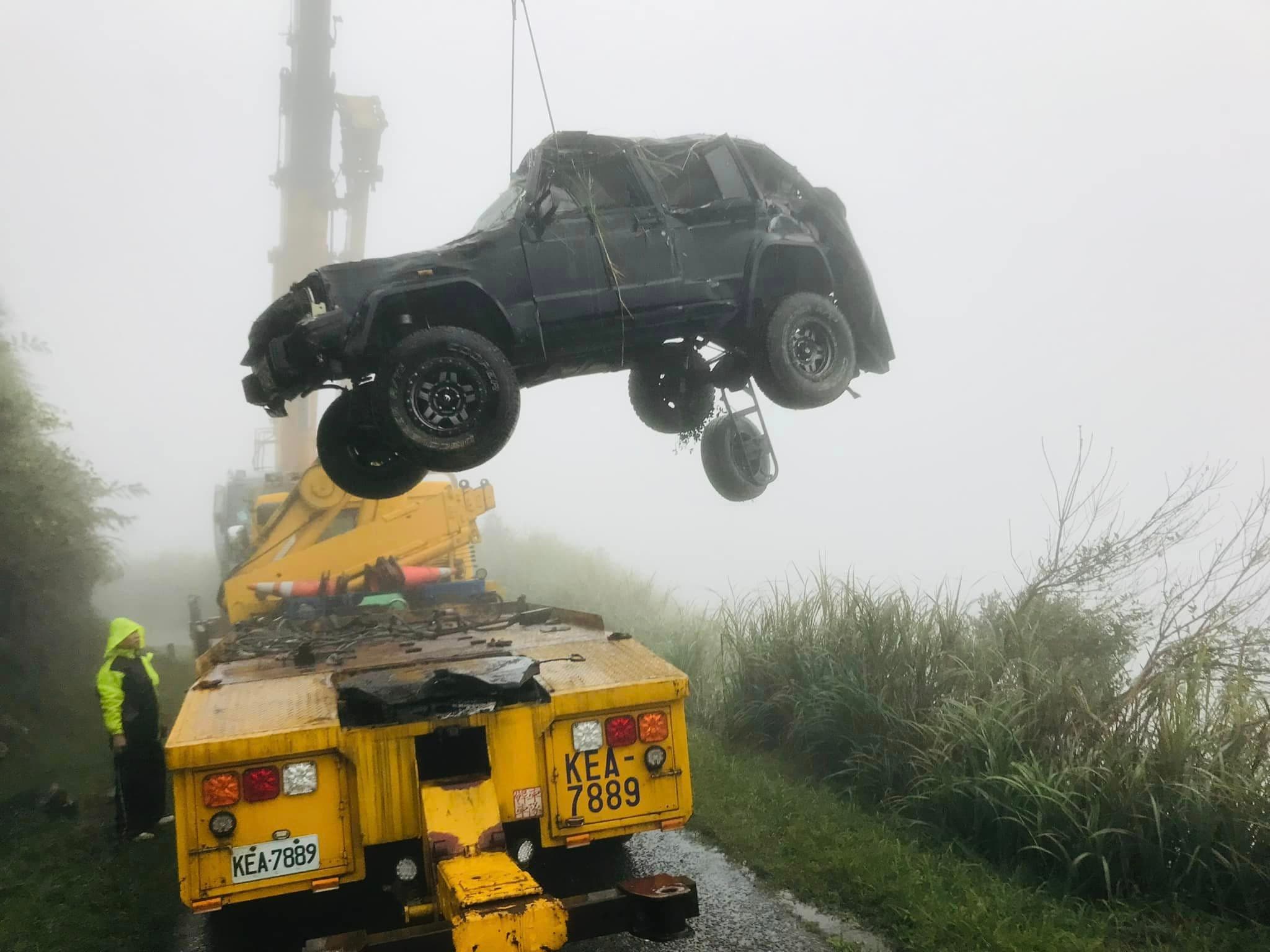 事後蕭閎仁請來專業人員,將車子從山谷吊起。(翻攝自蕭閎仁臉書)