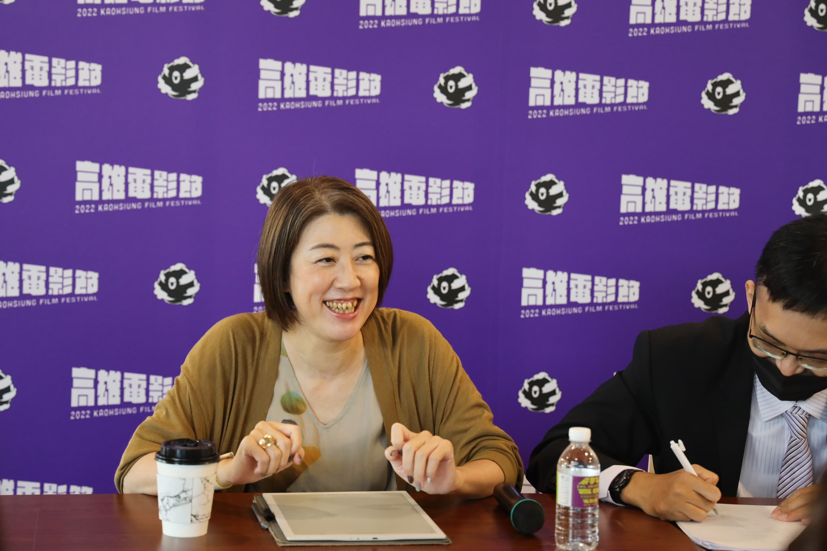 好奇蚵仔麵線的風味，野木亞紀子也點了外送品嚐，評語是「很好吃」。（高雄電影節提供）