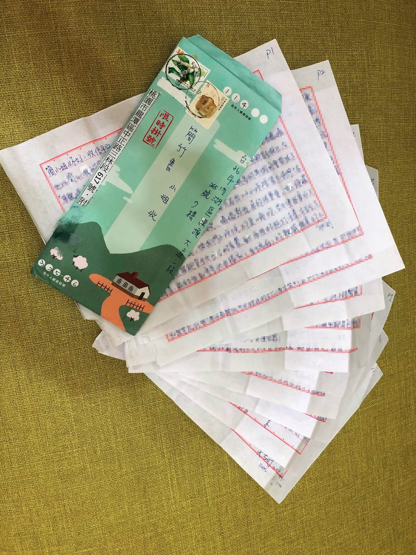 小穎回覆記者的信長達11頁,提及對家人的感謝及抱歉,最後提到,從沒將孩子當成沉重負擔,而是甜蜜的負擔。(簡竹書攝)
