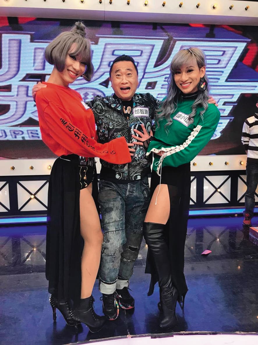 小賴(左)與嘻小瓜(右)曾反串女角,並和邰智源(中)一起工作。(翻攝自小賴臉書)